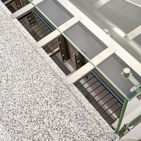 Stół chłodniczy 3 drzwiowy do pizzy z nadstawką szklaną, 402 l | STALGAST, 833037