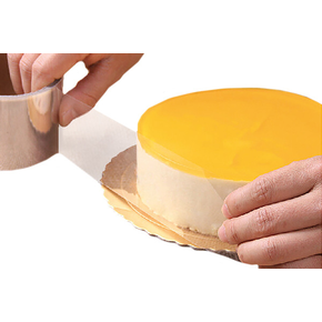 Nieprzywierająca taśma PVC idealna do oklejania brzegów krążków do ciast oraz do wykonywania ozdób czekoladowych 60 mm x 10 m | SILIKOMART, 73.498.86.0001