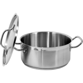 Profesjonalny garnek niski z pokrywką, o wymiarach 24x11 cm oraz pojemności 5,0 l.

Garnek YATO Professional Kitchen Equipment przeznaczony jest do profesjonalnego wykorzystania w branży gastronomicznej. Doskonale nadaje się do przygotowywania wszelkiego rodzaju potraw.

Wykonany jest z wysokiej jakości stali nierdzewnej 21/0, opracowanej specjalnie do użytku w gastronomii. Najważniejszą zaletą garnków wykonanych z tego rodzaju stali jest przewodzenie ciepła aż o 30% większe w porównaniu ze standardowymi garnkami wykonanymi ze stali 304. Charakteryzuje je również podwyższona odporność na uszkodzenia mechaniczne oraz działanie kwasów organicznych i detergentów. Właśnie dlatego, nadają się do mycia w zmywarkach, oraz są odporne na intensywne szorowanie powierzchni. 

Co ważne, garnki wykonane ze stali typu 21/0 nie zawierają szkodliwych dla zdrowia ludzkiego manganu i niklu.
Specjalna konstrukcja dna kapsułowego rozprowadza ciepło równomiernie po całej powierzchni spodu, co zwiększa stopień wykorzystania ciepła i efektywność gotowania. Przekłada się to bezpośrednio na ich jakość oraz komfort pracy kucharza. Takie rozwiązanie zmniejsza również ryzyko przypalenia potraw. 

Wkładka ferromagnetyczna w dnie pozwala na stosowanie garnków YATO na każdym rodzaju kuchenek, takich jak:
- elektryczna
- indukcyjna
- gazowa
- ceramiczna 

Boczne ściany garnka i pokrywka są wykonane z grubej stali, utrzymującej temperaturę dłużej niż standardowe naczynia ze stali typu 304. 

W garnkach YATO zastosowano wyjątkowo masywne i nienagrzewające się, solidnie zamocowane uchwyty. Gwarantuje to bezpieczeństwo i wieloletnią trwałość użytkowania.
Przeznaczony do profesjonalnego wykorzystania w branży gastronomicznej. Doskonale nadaje się do gotowania wszelkiego rodzaju potraw.

 | YG-00041, Garnek niski z pokrywką ze stali nierdzewnej 24x11 cm 5 l
