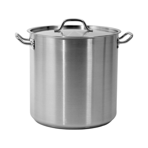 Profesjonalny garnek wysoki z pokrywką, o wymiarach 36x36 cm oraz pojemności 36,6 l.

Garnek YATO Professional Kitchen Equipment przeznaczony jest do profesjonalnego wykorzystania w branży gastronomicznej. Doskonale nadaje się do przygotowywania wszelkiego rodzaju potraw.

Wykonany jest z wysokiej jakości stali nierdzewnej 21/0, opracowanej specjalnie do użytku w gastronomii. Najważniejszą zaletą garnków wykonanych z tego rodzaju stali jest przewodzenie ciepła aż o 30% większe w porównaniu ze standardowymi garnkami wykonanymi ze stali 304. Charakteryzuje je również podwyższona odporność na uszkodzenia mechaniczne oraz działanie kwasów organicznych i detergentów. Właśnie dlatego, nadają się do mycia w zmywarkach, oraz są odporne na intensywne szorowanie powierzchni.

Co ważne, garnki wykonane ze stali typu 21/0 nie zawierają szkodliwych dla zdrowia ludzkiego manganu i niklu.

Specjalna konstrukcja dna kapsułowego rozprowadza ciepło równomiernie po całej powierzchni spodu, co zwiększa stopień wykorzystania ciepła i efektywność gotowania. Przekłada się to bezpośrednio na ich jakość oraz komfort pracy kucharza. Takie rozwiązanie zmniejsza również ryzyko przypalenia potraw.

Wkładka ferromagnetyczna w dnie pozwala na stosowanie garnków YATO na każdym rodzaju kuchenek, takich jak:
• elektryczna
• indukcyjna
• gazowa
• ceramiczna

Boczne ściany garnka i pokrywka są wykonane z grubej stali, utrzymującej temperaturę dłużej niż standardowe naczynia ze stali typu 304.

W garnkach YATO zastosowano wyjątkowo masywne i nienagrzewające się, solidnie zamocowane uchwyty. Gwarantuje to bezpieczeństwo i wieloletnią trwałość użytkowania.
Przeznaczony do profesjonalnego wykorzystania w branży gastronomicznej. Doskonale nadaje się do gotowania wszelkiego rodzaju potraw

 | YG-00007, Garnek wysoki z pokrywką ze stali nierdzewnej 36x36m 36,6 l