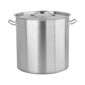 Profesjonalny garnek wysoki z pokrywką, o wymiarach 40x40 cm oraz pojemności 50l.
Garnek YATO Professional Kitchen Equipment przeznaczony jest do profesjonalnego wykorzystania w branży gastronomicznej. Doskonale nadaje się do przygotowywania wszelkiego rodzaju potraw.
Wykonany jest z wysokiej jakości stali nierdzewnej 201 do użytku w gastronomii.
Specjalna konstrukcja dna kapsułowego rozprowadza ciepło równomiernie po całej powierzchni spodu, co zwiększa stopień wykorzystania ciepła i efektywność gotowania. Przekłada się to bezpośrednio na ich jakość oraz komfort pracy kucharza. Takie rozwiązanie zmniejsza również ryzyko przypalenia potraw.
Wkładka ferromagnetyczna w dnie pozwala na stosowanie garnków YATO na każdym rodzaju kuchenek, takich jak:
• elektryczna
• indukcyjna
• gazowa
• ceramiczna
W garnkach YATO zastosowano wyjątkowo masywne i nienagrzewające się, solidnie zamocowane uchwyty. Gwarantuje to bezpieczeństwo i wieloletnią trwałość użytkowania.
 | YG-00018, Garnek wysoki z pokrywką 40x40 cm 50 l