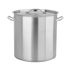 Profesjonalny garnek wysoki z pokrywką, o wymiarach 50x50 cm oraz pojemności 98l.
Garnek YATO Professional Kitchen Equipment przeznaczony jest do profesjonalnego wykorzystania w branży gastronomicznej. Doskonale nadaje się do przygotowywania wszelkiego rodzaju potraw.
Wykonany jest z wysokiej jakości stali nierdzewnej 201 do użytku w gastronomii.
Specjalna konstrukcja dna kapsułowego rozprowadza ciepło równomiernie po całej powierzchni spodu, co zwiększa stopień wykorzystania ciepła i efektywność gotowania. Przekłada się to bezpośrednio na ich jakość oraz komfort pracy kucharza. Takie rozwiązanie zmniejsza również ryzyko przypalenia potraw.
Wkładka ferromagnetyczna w dnie pozwala na stosowanie garnków YATO na każdym rodzaju kuchenek, takich jak:
• elektryczna
• indukcyjna
• gazowa
• ceramiczna
W garnkach YATO zastosowano wyjątkowo masywne i nienagrzewające się, solidnie zamocowane uchwyty. Gwarantuje to bezpieczeństwo i wieloletnią trwałość użytkowania.
 | YG-00020, Garnek wysoki z pokrywką 50x50 cm 98 l