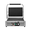 Grill kontaktowy Panini o mocy 2,2kW marki YATO YG-04557.
Grill YATO jest urządzeniem niezbędnym na każdej kuchni. Przeznaczony jest do szybkiego przygotowywania hamburgerów, mięs, ryb, tortili, tostów, panini czy warzyw.
Żeliwna płyta grillowa o wymiarach 345x230mm, ryflowana na górze i dole, pozwala na jednoczesne obustronne smażenie wielu produktów.
Grzałka o mocy 2,2kW sterowana jest za pomocą potencjometru umieszczonego na płycie frontowej. Możliwe jest ustawienie temperatury pracy w zakresie 50~300°C. Zainstalowany bryzgoszczelny wyłącznik pozwala na wyłączenie grilla, gdy jest on nieużywany, bez konieczności odłączania kabla zasilającego z sieci. Grill zasilany jest prądem o napięciu 230V~50Hz.
Obudowa wykonana jest z wysokiej jakości stali nierdzewnej. Dzięki temu grill jest szybki w czyszczeniu i utrzymaniu w czystości. Dodatkowo z przodu zainstalowana jest rynienka na tłuszcz i wszelkiego rodzaju odpadki po grillowaniu. Istnieje możliwość łatwego wyciągnięcia jej i umycia. W skład wyposażenia wchodzi dodatkowo miedziana szczotka druciana, którą można czyścić płytę grillową, bez obaw o zarysowanie jej powierzchni. Urządzenie posiada wygodną, nienagrzewającą się plastikową rękojeść.
Grill YATO ma wymiary 440x370x190mm i waży 18kg, klasa ochrony IPX3.
 | YG-04557, Elektryczny grill kontaktowy panini w pełni ryflowany 44 cm 2,2 kW