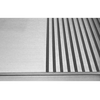 Płyta grillowa o mocy 3,0kW marki YATO YG-04586.
Stalowa pływa grillowa o wymiarach 555x350mm i grubości 9mm posiada 2/3 płaskiej powierzchni oraz 1/3 ryflowanej. Doskonale przewodzi ciepło. Dzięki temu idealnie nadaje się do smażenia jajek, kiełbasek, bekonu, mięs, opiekania tostów, tortili czy warzyw.
Grzałka o mocy 3,0kW posiada sterowanie za pomocą potencjometru z regulacją temperatury pracy w zakresie 50~300ºC, który umieszczony jest na panelu frontowym. Natomiast z tyłu urządzenia umieszczony jest bryzgoszczelny wyłącznik, który umożliwia wyłączenie grilla, bez konieczności odłączania przewodu zasilającego z sieci. Urządzenie zasilane jest prądem 230V~50Hz. Wbudowany bezpiecznik zapobiega przed przegrzaniem się grilla.
Grill o wymiarach 555x430x230mm waży 18,5kg, klasa ochrony IPX3. Jego obudowa wykonana jest z wysokiej jakości stali nierdzewnej. Dzięki temu grill jest szybki w czyszczeniu i utrzymaniu w czystości. Dodatkowo z przodu płyty grzejnej jest rynienka na tłuszcz i wszelkiego rodzaju odpadki po grillowaniu. Natomiast specjalny otwór spadowy umożliwia zgarnięcie zabrudzeń do dolnej szufladki, którą można łatwo wyciągnąć do mycia.
Dodatkowo boczne oraz tylna ścianka posiadają rant ochronny o wysokości 75mm, który zabezpiecza przygotwywane potrawy przed wypadnięciem oraz chroni przed pryskaniem tłuszczu. Pod spodem urządzenia są cztery nóżki anty-poślizgowe, zapewniające stabilną pozycję na blacie.
 | YG-04586, Płyta grillowa 2/3 gładka 55 cm