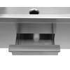 Płyta grillowa o mocy 3,0kW marki YATO YG-04587.
Ryflowana stalowa pływa grillowa o wymiarach 555x350mm i grubości 9mm doskonale przewodzi ciepło. Dzięki temu idealnie nadaje się do smażenia jajek, kiełbasek, bekonu, mięs, opiekania tostów, tortili czy warzyw.
Grzałka o mocy 3,0kW posiada sterowanie za pomocą potencjometru z regulacją temperatury pracy w zakresie 50~300ºC, który umieszczony jest na panelu frontowym. Natomiast z tyłu urządzenia umieszczony jest bryzgoszczelny wyłącznik, który umożliwia wyłączenie grilla, bez konieczności odłączania przewodu zasilającego z sieci. Urządzenie zasilane jest prądem 230V~50Hz. Wbudowany bezpiecznik zapobiega przed przegrzaniem się grilla.
Grill o wymiarach 555x430x230mm waży 18,5kg, klasa ochrony IPX3. Jego obudowa wykonana jest z wysokiej jakości stali nierdzewnej. Dzięki temu grill jest szybki w czyszczeniu i utrzymaniu w czystości. Dodatkowo z przodu płyty grzejnej jest rynienka na tłuszcz i wszelkiego rodzaju odpadki po grillowaniu. Natomiast specjalny otwór spadowy umożliwia zgarnięcie zabrudzeń do dolnej szufladki, którą można łatwo wyciągnąć do mycia.
Dodatkowo boczne oraz tylna ścianka posiadają rant ochronny o wysokości 75mm, który zabezpiecza przygotwywane potrawy przed wypadnięciem oraz chroni przed pryskaniem tłuszczu. Pod spodem urządzenia są cztery nóżki anty-poślizgowe, zapewniające stabilną pozycję na blacie.
 | YG-04587, Elektryczna płyta grillowa ryflowana 55 cm