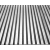 Płyta grillowa o mocy 3,0kW marki YATO YG-04587.
Ryflowana stalowa pływa grillowa o wymiarach 555x350mm i grubości 9mm doskonale przewodzi ciepło. Dzięki temu idealnie nadaje się do smażenia jajek, kiełbasek, bekonu, mięs, opiekania tostów, tortili czy warzyw.
Grzałka o mocy 3,0kW posiada sterowanie za pomocą potencjometru z regulacją temperatury pracy w zakresie 50~300ºC, który umieszczony jest na panelu frontowym. Natomiast z tyłu urządzenia umieszczony jest bryzgoszczelny wyłącznik, który umożliwia wyłączenie grilla, bez konieczności odłączania przewodu zasilającego z sieci. Urządzenie zasilane jest prądem 230V~50Hz. Wbudowany bezpiecznik zapobiega przed przegrzaniem się grilla.
Grill o wymiarach 555x430x230mm waży 18,5kg, klasa ochrony IPX3. Jego obudowa wykonana jest z wysokiej jakości stali nierdzewnej. Dzięki temu grill jest szybki w czyszczeniu i utrzymaniu w czystości. Dodatkowo z przodu płyty grzejnej jest rynienka na tłuszcz i wszelkiego rodzaju odpadki po grillowaniu. Natomiast specjalny otwór spadowy umożliwia zgarnięcie zabrudzeń do dolnej szufladki, którą można łatwo wyciągnąć do mycia.
Dodatkowo boczne oraz tylna ścianka posiadają rant ochronny o wysokości 75mm, który zabezpiecza przygotwywane potrawy przed wypadnięciem oraz chroni przed pryskaniem tłuszczu. Pod spodem urządzenia są cztery nóżki anty-poślizgowe, zapewniające stabilną pozycję na blacie.
 | YG-04587, Elektryczna płyta grillowa ryflowana 55 cm