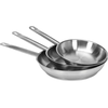 Profesjonalna patelnia indukcyjna ze stali nierdzewnej, o średnicy 24 cm oraz pojemności 2,3 l.

Patelnia YATO Professional Kitchen Equipment przeznaczona jest do profesjonalnego wykorzystania w branży gastronomicznej. Doskonale nadaje się do smażenia wszelkiego rodzaju potraw.

Wykonana jest z wysokiej jakości stali nierdzewnej 21/0, opracowanej specjalnie do użytku w gastronomii. Najważniejszą zaletą patelni wykonanych z tego rodzaju stali jest przewodzenie ciepła aż o 30% większe, w porównaniu ze standardowymi patelniami wykonanymi ze stali 304. Charakteryzuje je również podwyższona odporność na uszkodzenia mechaniczne oraz działanie kwasów organicznych i detergentów. Właśnie dlatego, nadają się do mycia w zmywarkach oraz są odporne na intensywne szorowanie powierzchni. 

Co ważne, patelnie wykonane ze stali typu 21/0 nie zawierają szkodliwych dla zdrowia ludzkiego manganu i niklu.
Specjalna konstrukcja dna kapsułowego rozprowadza ciepło równomiernie po całej powierzchni spodu, co zwiększa stopień wykorzystania ciepła i efektywność gotowania. Przekłada się to bezpośrednio na ich jakość oraz komfort pracy kucharza. Takie rozwiązanie zmniejsza również ryzyko przypalenia potraw. 

Specjalna wkładka ferromagnetyczna w dnie pozwala na stosowanie patelni YATO na każdym rodzaju kuchenek, takich jak:
- elektryczna
- indukcyjna
- gazowa
- ceramiczna 

Boczne ściany patelni wykonane są z grubej stali, utrzymującej temperaturę dłużej niż standardowe naczynia ze stali typu 304. 

W patelniach YATO zastosowano wyjątkowo masywne i nienagrzewające się, solidnie zamocowane uchwyty. Gwarantuje to bezpieczeństwo i wieloletnią trwałość użytkowania.

Przeznaczona do profesjonalnego wykorzystania w branży gastronomicznej. Doskonale nadaje się do smażenia wszelkiego rodzaju potraw.

 | YG-00101, Patelnia ze stali nierdzewnej 24 cm