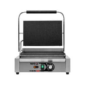 Grill kontaktowy Panini o mocy 2,2kW marki YATO YG-04557.
Grill YATO jest urządzeniem niezbędnym na każdej kuchni. Przeznaczony jest do szybkiego przygotowywania hamburgerów, mięs, ryb, tortili, tostów, panini czy warzyw.
Żeliwna płyta grillowa o wymiarach 345x230mm, ryflowana na górze i dole, pozwala na jednoczesne obustronne smażenie wielu produktów.
Grzałka o mocy 2,2kW sterowana jest za pomocą potencjometru umieszczonego na płycie frontowej. Możliwe jest ustawienie temperatury pracy w zakresie 50~300°C. Zainstalowany bryzgoszczelny wyłącznik pozwala na wyłączenie grilla, gdy jest on nieużywany, bez konieczności odłączania kabla zasilającego z sieci. Grill zasilany jest prądem o napięciu 230V~50Hz.
Obudowa wykonana jest z wysokiej jakości stali nierdzewnej. Dzięki temu grill jest szybki w czyszczeniu i utrzymaniu w czystości. Dodatkowo z przodu zainstalowana jest rynienka na tłuszcz i wszelkiego rodzaju odpadki po grillowaniu. Istnieje możliwość łatwego wyciągnięcia jej i umycia. W skład wyposażenia wchodzi dodatkowo miedziana szczotka druciana, którą można czyścić płytę grillową, bez obaw o zarysowanie jej powierzchni. Urządzenie posiada wygodną, nienagrzewającą się plastikową rękojeść.
Grill YATO ma wymiary 440x370x190mm i waży 18kg, klasa ochrony IPX3.
 | YG-04557, Elektryczny grill kontaktowy panini w pełni ryflowany 44 cm 2,2 kW