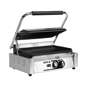 Grill kontaktowy Panini o mocy 2,2kW marki YATO YG-04557.
Grill YATO jest urządzeniem niezbędnym na każdej kuchni. Przeznaczony jest do szybkiego przygotowywania hamburgerów, mięs, ryb, tortili, tostów, panini czy warzyw.
Żeliwna płyta grillowa o wymiarach 345x230mm, ryflowana na górze i dole, pozwala na jednoczesne obustronne smażenie wielu produktów.
Grzałka o mocy 2,2kW sterowana jest za pomocą potencjometru umieszczonego na płycie frontowej. Możliwe jest ustawienie temperatury pracy w zakresie 50~300°C. Zainstalowany bryzgoszczelny wyłącznik pozwala na wyłączenie grilla, gdy jest on nieużywany, bez konieczności odłączania kabla zasilającego z sieci. Grill zasilany jest prądem o napięciu 230V~50Hz.
Obudowa wykonana jest z wysokiej jakości stali nierdzewnej. Dzięki temu grill jest szybki w czyszczeniu i utrzymaniu w czystości. Dodatkowo z przodu zainstalowana jest rynienka na tłuszcz i wszelkiego rodzaju odpadki po grillowaniu. Istnieje możliwość łatwego wyciągnięcia jej i umycia. W skład wyposażenia wchodzi dodatkowo miedziana szczotka druciana, którą można czyścić płytę grillową, bez obaw o zarysowanie jej powierzchni. Urządzenie posiada wygodną, nienagrzewającą się plastikową rękojeść.
Grill YATO ma wymiary 440x370x190mm i waży 18kg, klasa ochrony IPX3.
 | YG-04557, Elektryczny grill kontaktowy panini w pełni ryflowany 44 cm 2,2 kW