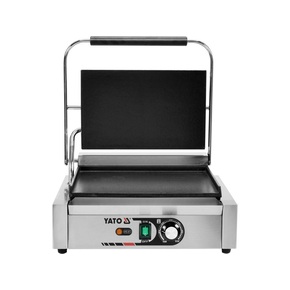 Grill kontaktowy Panini o mocy 2,2kW marki YATO YG-04558.
Grill YATO jest urządzeniem niezbędnym na każdej kuchni. Przeznaczony jest do szybkiego przygotowywania hamburgerów, mięs, ryb, tortili, tostów, panini czy warzyw.
Żeliwna płyta grillowa o wymiarach 345x230mm, płaska na górze i dole, pozwala na jednoczesne obustronne smażenie wielu produktów.
Grzałka o mocy 2,2kW sterowana jest za pomocą potencjometru umieszczonego na płycie frontowej. Możliwe jest ustawienie temperatury pracy w zakresie 50~300°C. Zainstalowany bryzgoszczelny wyłącznik pozwala na wyłączenie grilla, gdy jest on nieużywany, bez konieczności odłączania kabla zasilającego z sieci. Grill zasilany jest prądem o napięciu 230V~50Hz.
Obudowa wykonana jest z wysokiej jakości stali nierdzewnej. Dzięki temu grill jest szybki w czyszczeniu i utrzymaniu w czystości. Dodatkowo z przodu zainstalowana jest rynienka na tłuszcz i wszelkiego rodzaju odpadki po grillowaniu. Istnieje możliwość łatwego wyciągnięcia jej i umycia. W skład wyposażenia wchodzi dodatkowo miedziana szczotka druciana, którą można czyścić płytę grillową, bez obaw o zarysowanie jej powierzchni. Urządzenie posiada wygodną, nienagrzewającą się plastikową rękojeść.
Grill YATO ma wymiary 440x370x190mm i waży 18kg, klasa ochrony IPX3.
 | YG-04558, Elektryczny grill kontaktowy panini w pełni płaski 44 cm 2,2 kW