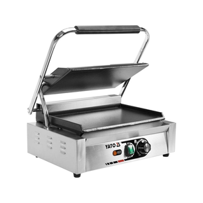 Grill kontaktowy Panini o mocy 2,2kW marki YATO YG-04558.
Grill YATO jest urządzeniem niezbędnym na każdej kuchni. Przeznaczony jest do szybkiego przygotowywania hamburgerów, mięs, ryb, tortili, tostów, panini czy warzyw.
Żeliwna płyta grillowa o wymiarach 345x230mm, płaska na górze i dole, pozwala na jednoczesne obustronne smażenie wielu produktów.
Grzałka o mocy 2,2kW sterowana jest za pomocą potencjometru umieszczonego na płycie frontowej. Możliwe jest ustawienie temperatury pracy w zakresie 50~300°C. Zainstalowany bryzgoszczelny wyłącznik pozwala na wyłączenie grilla, gdy jest on nieużywany, bez konieczności odłączania kabla zasilającego z sieci. Grill zasilany jest prądem o napięciu 230V~50Hz.
Obudowa wykonana jest z wysokiej jakości stali nierdzewnej. Dzięki temu grill jest szybki w czyszczeniu i utrzymaniu w czystości. Dodatkowo z przodu zainstalowana jest rynienka na tłuszcz i wszelkiego rodzaju odpadki po grillowaniu. Istnieje możliwość łatwego wyciągnięcia jej i umycia. W skład wyposażenia wchodzi dodatkowo miedziana szczotka druciana, którą można czyścić płytę grillową, bez obaw o zarysowanie jej powierzchni. Urządzenie posiada wygodną, nienagrzewającą się plastikową rękojeść.
Grill YATO ma wymiary 440x370x190mm i waży 18kg, klasa ochrony IPX3.
 | YG-04558, Elektryczny grill kontaktowy panini w pełni płaski 44 cm 2,2 kW