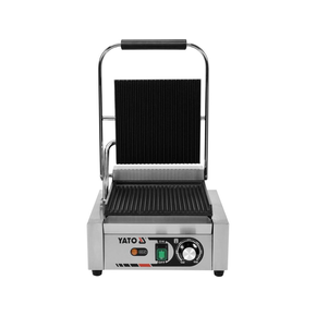 Grill kontaktowy pojedynczy o mocy 1,8kW marki YATO YG-04555.
Grill YATO jest urządzeniem niezbędnym na każdej kuchni. Przeznaczony jest do szybkiego przygotowywania hamburgerów, mięs, ryb, tortili, tostów czy warzyw.
Żeliwna płyta grillowa o wymiarach 230x225mm, ryflowana na górze i dole, pozwala na jednoczesne obustronne smażenie wielu produktów.
Grzałka o mocy 1,8kW sterowana jest za pomocą potencjometru umieszczonego na płycie frontowej. Możliwe jest ustawienie temperatury pracy w zakresie 50~300°C. Zainstalowany bryzgoszczelny wyłącznik pozwala na wyłączenie grilla, gdy jest on nieużywany, bez konieczności odłączania kabla zasilającego z sieci. Grill zasilany jest prądem o napięciu 230V~50Hz.
Obudowa wykonana jest z wysokiej jakości stali nierdzewnej. Dzięki temu grill jest szybki w czyszczeniu i utrzymaniu w czystości. Dodatkowo z przodu zainstalowana jest rynienka na tłuszcz i wszelkiego rodzaju odpadki po grillowaniu. Istnieje możliwość łatwego wyciągnięcia jej i umycia. W skład wyposażenia wchodzi dodatkowo miedziana szczotka druciana, którą można czyścić płytę grillową, bez obaw o zarysowanie jej powierzchni. Urządzenie posiada wygodną, nienagrzewającą się plastikową rękojeść.
Grill YATO ma wymiary 310x370x205mm i waży 15kg, klasa ochrony IPX3.
 | YG-04555, Elektryczny grill kontaktowy ryflowany 32 cm 1,8 kW