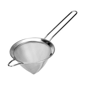 Łyżka cedzakowa Yato. Zewnętrzna średnica cedzaka wynosi 120 mm i posiada rant wzmacniający. Natomiast rękojeść o długości 15,5 cm wykonana jest z drutów o grubości 4 mm. Dzięki temu łyżka jest bardzo wytrzymała.
Cedzak posiada drobne oczka o rozmiarze: 0,5 mm x 0,5 mm.
• wykonana jest z wysokiej jakosci stali nierdzewnej 18/8
• chromowana powierzchnia znacznie ułatwia czyszczenie i utrzymanie jej w czystości
• dodatkowo można je myć w zmywarkach

 | YG-00605, Sito chińskie stożkowe siatkowe gęste 120 mm