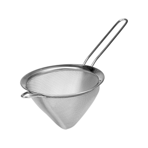 Łyżka cedzakowa Yato. Zewnętrzna średnica cedzaka wynosi 160 mm i posiada rant wzmacniający. Natomiast rękojeść o długości 16,5 cm wykonana jest z drutów o grubości 4,5 mm. Dzięki temu łyżka jest bardzo wytrzymała.
Cedzak posiada drobne oczka o rozmiarze: 0,5 mm x 0,5 mm.
• wykonana jest z wysokiej jakosci stali nierdzewnej 18/8
• chromowana powierzchnia znacznie ułatwia czyszczenie i utrzymanie jej w czystości
• dodatkowo można je myć w zmywarkach

 | YG-00606, Sito chińskie siatkowe gęste stożkowe 160 mm