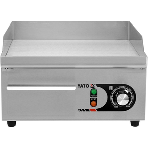 Płyta grillowa o mocy 2,0kW marki YATO YG-04584.
Płaska stalowa pływa grillowa o wymiarach 365x380mm i grubości 6mm doskonale przewodzi ciepło. Dzięki temu idealnie nadaje się do smażenia jajek, kiełbasek, bekonu, mięs, opiekania tostów, tortili czy warzyw.
Grzałka o mocy 2,0kW posiada sterowanie za pomocą potencjometru z regulacją temperatury pracy w zakresie 50~300ºC, który umieszczony jest na panelu frontowym. Natomiast z tyłu urządzenia umieszczony jest bryzgoszczelny wyłącznik, który umożliwia wyłączenie grilla, bez konieczności odłączania przewodu zasilającego z sieci. Urządzenie zasilane jest prądem 230V~50Hz. Wbudowany bezpiecznik zapobiega przed przegrzaniem się grilla.
Grill o wymiarach 365x460x220mm waży 13,5kg, klasa ochrony IPX3. Jego obudowa wykonana jest z wysokiej jakości stali nierdzewnej. Dzięki temu grill jest szybki w czyszczeniu i utrzymaniu w czystości. Dodatkowo z przodu płyty grzejnej jest rynienka na tłuszcz i wszelkiego rodzaju odpadki po grillowaniu. Natomiast specjalny otwór spadowy umożliwia zgarnięcie zabrudzeń do dolnej szufladki, którą można łatwo wyciągnąć do mycia.
Dodatkowo boczne oraz tylna ścianka posiadają rant ochronny o wysokości 60mm, który zabezpiecza przygotwywane potrawy przed wypadnięciem oraz chroni przed pryskaniem tłuszczu. Pod spodem urządzenia są cztery nóżki anty-poślizgowe, zapewniające stabilną pozycję na blacie.
 | YG-04584, Elektryczna płyta grillowa gładka 360 mm