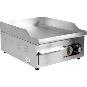 Płyta grillowa o mocy 2,0kW marki YATO YG-04584.
Płaska stalowa pływa grillowa o wymiarach 365x380mm i grubości 6mm doskonale przewodzi ciepło. Dzięki temu idealnie nadaje się do smażenia jajek, kiełbasek, bekonu, mięs, opiekania tostów, tortili czy warzyw.
Grzałka o mocy 2,0kW posiada sterowanie za pomocą potencjometru z regulacją temperatury pracy w zakresie 50~300ºC, który umieszczony jest na panelu frontowym. Natomiast z tyłu urządzenia umieszczony jest bryzgoszczelny wyłącznik, który umożliwia wyłączenie grilla, bez konieczności odłączania przewodu zasilającego z sieci. Urządzenie zasilane jest prądem 230V~50Hz. Wbudowany bezpiecznik zapobiega przed przegrzaniem się grilla.
Grill o wymiarach 365x460x220mm waży 13,5kg, klasa ochrony IPX3. Jego obudowa wykonana jest z wysokiej jakości stali nierdzewnej. Dzięki temu grill jest szybki w czyszczeniu i utrzymaniu w czystości. Dodatkowo z przodu płyty grzejnej jest rynienka na tłuszcz i wszelkiego rodzaju odpadki po grillowaniu. Natomiast specjalny otwór spadowy umożliwia zgarnięcie zabrudzeń do dolnej szufladki, którą można łatwo wyciągnąć do mycia.
Dodatkowo boczne oraz tylna ścianka posiadają rant ochronny o wysokości 60mm, który zabezpiecza przygotwywane potrawy przed wypadnięciem oraz chroni przed pryskaniem tłuszczu. Pod spodem urządzenia są cztery nóżki anty-poślizgowe, zapewniające stabilną pozycję na blacie.
 | YG-04584, Elektryczna płyta grillowa gładka 360 mm
