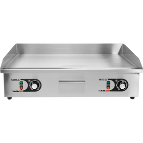 Płyta grillowa o mocy 2,2kW + 2,2kW marki YATO YG-04588.
Płaska stalowa pływa grillowa o wymiarach 735x420mm i grubości 9mm doskonale przewodzi ciepło i posiada dwie niezależnie sterowane strefy grzewcze. Dzięki temu umożliwia indywidualne nastawienie temperatur poszczególnych stref w zależności od potrzeb. Idealnie nadaje się do smażenia jajek, kiełbasek, bekonu, mięs, opiekania tostów, tortili czy warzyw.
Grzałka o mocy 2,2kW + 2,2kW posiada sterowanie za pomocą dwóch niezależnych potencjometrów z regulacją temperatury pracy w zakresie 50~300ºC, które umieszczone są na panelu frontowym. Natomiast z tyłu urządzenia umieszczone są bryzgoszczelne wyłączniki, które umożliwiają wyłączenie grilla, bez konieczności odłączania przewodów zasilających z sieci. Urządzenie zasilane jest prądem 230V~50Hz dwoma niezależnymi przewodami. Wbudowany bezpiecznik zapobiega przed przegrzaniem się grilla.
Grill o wymiarach 735x510x230mm waży 26kg, klasa ochrony IPX3. Jego obudowa wykonana jest z wysokiej jakości stali nierdzewnej. Dzięki temu grill jest szybki w czyszczeniu i utrzymaniu w czystości. Dodatkowo z przodu płyty grzejnej jest rynienka na tłuszcz i wszelkiego rodzaju odpadki po grillowaniu. Natomiast specjalny otwór spadowy umożliwia zgarnięcie zabrudzeń do dolnej szufladki, którą można łatwo wyciągnąć do mycia.
Dodatkowo boczne oraz tylna ścianka posiadają rant ochronny o wysokości 75mm, który zabezpiecza przygotwywane potrawy przed wypadnięciem oraz chroni przed pryskaniem tłuszczu. Pod spodem urządzenia są cztery nóżki anty-poślizgowe, zapewniające stabilną pozycję na blacie.
 | YG-04588, Elektryczna płyta grillowa gładka 2x2,2 kW 73 cm
