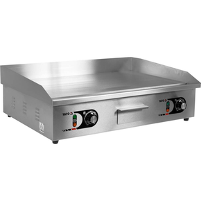 Płyta grillowa o mocy 2,2kW + 2,2kW marki YATO YG-04588.
Płaska stalowa pływa grillowa o wymiarach 735x420mm i grubości 9mm doskonale przewodzi ciepło i posiada dwie niezależnie sterowane strefy grzewcze. Dzięki temu umożliwia indywidualne nastawienie temperatur poszczególnych stref w zależności od potrzeb. Idealnie nadaje się do smażenia jajek, kiełbasek, bekonu, mięs, opiekania tostów, tortili czy warzyw.
Grzałka o mocy 2,2kW + 2,2kW posiada sterowanie za pomocą dwóch niezależnych potencjometrów z regulacją temperatury pracy w zakresie 50~300ºC, które umieszczone są na panelu frontowym. Natomiast z tyłu urządzenia umieszczone są bryzgoszczelne wyłączniki, które umożliwiają wyłączenie grilla, bez konieczności odłączania przewodów zasilających z sieci. Urządzenie zasilane jest prądem 230V~50Hz dwoma niezależnymi przewodami. Wbudowany bezpiecznik zapobiega przed przegrzaniem się grilla.
Grill o wymiarach 735x510x230mm waży 26kg, klasa ochrony IPX3. Jego obudowa wykonana jest z wysokiej jakości stali nierdzewnej. Dzięki temu grill jest szybki w czyszczeniu i utrzymaniu w czystości. Dodatkowo z przodu płyty grzejnej jest rynienka na tłuszcz i wszelkiego rodzaju odpadki po grillowaniu. Natomiast specjalny otwór spadowy umożliwia zgarnięcie zabrudzeń do dolnej szufladki, którą można łatwo wyciągnąć do mycia.
Dodatkowo boczne oraz tylna ścianka posiadają rant ochronny o wysokości 75mm, który zabezpiecza przygotwywane potrawy przed wypadnięciem oraz chroni przed pryskaniem tłuszczu. Pod spodem urządzenia są cztery nóżki anty-poślizgowe, zapewniające stabilną pozycję na blacie.
 | YG-04588, Elektryczna płyta grillowa gładka 2x2,2 kW 73 cm