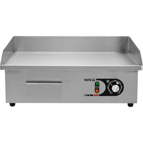 Płyta grillowa o mocy 3,0kW marki YATO YG-04585.
Płaska stalowa pływa grillowa o wymiarach 555x350mm i grubości 9mm doskonale przewodzi ciepło. Dzięki temu idealnie nadaje się do smażenia jajek, kiełbasek, bekonu, mięs, opiekania tostów, tortili czy warzyw.
Grzałka o mocy 3,0kW posiada sterowanie za pomocą potencjometru z regulacją temperatury pracy w zakresie 50~300ºC, który umieszczony jest na panelu frontowym. Natomiast z tyłu urządzenia umieszczony jest bryzgoszczelny wyłącznik, który umożliwia wyłączenie grilla, bez konieczności odłączania przewodu zasilającego z sieci. Urządzenie zasilane jest prądem 230V~50Hz. Wbudowany bezpiecznik zapobiega przed przegrzaniem się grilla.
Grill o wymiarach 555x430x230mm waży 18,5kg, klasa ochrony IPX3. Jego obudowa wykonana jest z wysokiej jakości stali nierdzewnej. Dzięki temu grill jest szybki w czyszczeniu i utrzymaniu w czystości. Dodatkowo z przodu płyty grzejnej jest rynienka na tłuszcz i wszelkiego rodzaju odpadki po grillowaniu. Natomiast specjalny otwór spadowy umożliwia zgarnięcie zabrudzeń do dolnej szufladki, którą można łatwo wyciągnąć do mycia.
Dodatkowo boczne oraz tylna ścianka posiadają rant ochronny o wysokości 75mm, który zabezpiecza przygotwywane potrawy przed wypadnięciem oraz chroni przed pryskaniem tłuszczu. Pod spodem urządzenia są cztery nóżki anty-poślizgowe, zapewniające stabilną pozycję na blacie.
 | YG-04585, Elektryczna płyta grillowa gładka 550 mm