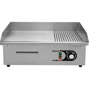 Płyta grillowa o mocy 3,0kW marki YATO YG-04586.
Stalowa pływa grillowa o wymiarach 555x350mm i grubości 9mm posiada 2/3 płaskiej powierzchni oraz 1/3 ryflowanej. Doskonale przewodzi ciepło. Dzięki temu idealnie nadaje się do smażenia jajek, kiełbasek, bekonu, mięs, opiekania tostów, tortili czy warzyw.
Grzałka o mocy 3,0kW posiada sterowanie za pomocą potencjometru z regulacją temperatury pracy w zakresie 50~300ºC, który umieszczony jest na panelu frontowym. Natomiast z tyłu urządzenia umieszczony jest bryzgoszczelny wyłącznik, który umożliwia wyłączenie grilla, bez konieczności odłączania przewodu zasilającego z sieci. Urządzenie zasilane jest prądem 230V~50Hz. Wbudowany bezpiecznik zapobiega przed przegrzaniem się grilla.
Grill o wymiarach 555x430x230mm waży 18,5kg, klasa ochrony IPX3. Jego obudowa wykonana jest z wysokiej jakości stali nierdzewnej. Dzięki temu grill jest szybki w czyszczeniu i utrzymaniu w czystości. Dodatkowo z przodu płyty grzejnej jest rynienka na tłuszcz i wszelkiego rodzaju odpadki po grillowaniu. Natomiast specjalny otwór spadowy umożliwia zgarnięcie zabrudzeń do dolnej szufladki, którą można łatwo wyciągnąć do mycia.
Dodatkowo boczne oraz tylna ścianka posiadają rant ochronny o wysokości 75mm, który zabezpiecza przygotwywane potrawy przed wypadnięciem oraz chroni przed pryskaniem tłuszczu. Pod spodem urządzenia są cztery nóżki anty-poślizgowe, zapewniające stabilną pozycję na blacie.
 | YG-04586, Płyta grillowa 2/3 gładka 55 cm