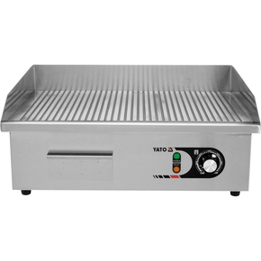 Płyta grillowa o mocy 3,0kW marki YATO YG-04587.
Ryflowana stalowa pływa grillowa o wymiarach 555x350mm i grubości 9mm doskonale przewodzi ciepło. Dzięki temu idealnie nadaje się do smażenia jajek, kiełbasek, bekonu, mięs, opiekania tostów, tortili czy warzyw.
Grzałka o mocy 3,0kW posiada sterowanie za pomocą potencjometru z regulacją temperatury pracy w zakresie 50~300ºC, który umieszczony jest na panelu frontowym. Natomiast z tyłu urządzenia umieszczony jest bryzgoszczelny wyłącznik, który umożliwia wyłączenie grilla, bez konieczności odłączania przewodu zasilającego z sieci. Urządzenie zasilane jest prądem 230V~50Hz. Wbudowany bezpiecznik zapobiega przed przegrzaniem się grilla.
Grill o wymiarach 555x430x230mm waży 18,5kg, klasa ochrony IPX3. Jego obudowa wykonana jest z wysokiej jakości stali nierdzewnej. Dzięki temu grill jest szybki w czyszczeniu i utrzymaniu w czystości. Dodatkowo z przodu płyty grzejnej jest rynienka na tłuszcz i wszelkiego rodzaju odpadki po grillowaniu. Natomiast specjalny otwór spadowy umożliwia zgarnięcie zabrudzeń do dolnej szufladki, którą można łatwo wyciągnąć do mycia.
Dodatkowo boczne oraz tylna ścianka posiadają rant ochronny o wysokości 75mm, który zabezpiecza przygotwywane potrawy przed wypadnięciem oraz chroni przed pryskaniem tłuszczu. Pod spodem urządzenia są cztery nóżki anty-poślizgowe, zapewniające stabilną pozycję na blacie.
 | YG-04587, Elektryczna płyta grillowa ryflowana 55 cm