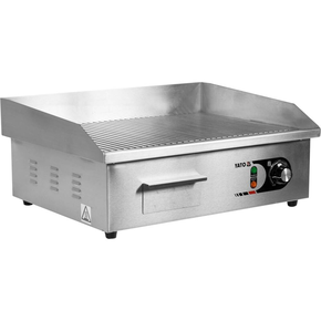 Płyta grillowa o mocy 3,0kW marki YATO YG-04587.
Ryflowana stalowa pływa grillowa o wymiarach 555x350mm i grubości 9mm doskonale przewodzi ciepło. Dzięki temu idealnie nadaje się do smażenia jajek, kiełbasek, bekonu, mięs, opiekania tostów, tortili czy warzyw.
Grzałka o mocy 3,0kW posiada sterowanie za pomocą potencjometru z regulacją temperatury pracy w zakresie 50~300ºC, który umieszczony jest na panelu frontowym. Natomiast z tyłu urządzenia umieszczony jest bryzgoszczelny wyłącznik, który umożliwia wyłączenie grilla, bez konieczności odłączania przewodu zasilającego z sieci. Urządzenie zasilane jest prądem 230V~50Hz. Wbudowany bezpiecznik zapobiega przed przegrzaniem się grilla.
Grill o wymiarach 555x430x230mm waży 18,5kg, klasa ochrony IPX3. Jego obudowa wykonana jest z wysokiej jakości stali nierdzewnej. Dzięki temu grill jest szybki w czyszczeniu i utrzymaniu w czystości. Dodatkowo z przodu płyty grzejnej jest rynienka na tłuszcz i wszelkiego rodzaju odpadki po grillowaniu. Natomiast specjalny otwór spadowy umożliwia zgarnięcie zabrudzeń do dolnej szufladki, którą można łatwo wyciągnąć do mycia.
Dodatkowo boczne oraz tylna ścianka posiadają rant ochronny o wysokości 75mm, który zabezpiecza przygotwywane potrawy przed wypadnięciem oraz chroni przed pryskaniem tłuszczu. Pod spodem urządzenia są cztery nóżki anty-poślizgowe, zapewniające stabilną pozycję na blacie.
 | YG-04587, Elektryczna płyta grillowa ryflowana 55 cm