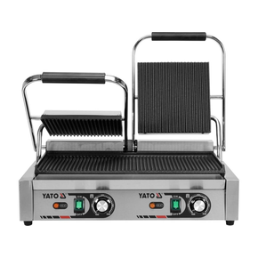 Podwójny grill kontaktowy o mocy 3,6kW marki YATO YG-04560.
Grill YATO jest urządzeniem niezbędnym na każdej kuchni. Przeznaczony jest do szybkiego przygotowywania hamburgerów, mięs, ryb, tortili, tostów, panini czy warzyw.
Urządzenie posiada płyty grillowe ryflowane, wykonane z żeliwa. Dolna płyta ma wymiary 485x230mm. Natomiast na górze są dwie niezależne płyty. Dzięki takiemu rozwiązaniu możliwe jest przygotowywanie jednocześnie dwóch różnych potraw.
Grzałka o mocy 3,6kW sterowana jest za pomocą dwóch potencjometrów umieszczonych na płycie frontowej. Możliwe jest ustawienie temperatury pracy w zakresie 50~300°C na każdym z nich niezależnie. Zainstalowane bryzgoszczelne wyłączniki pozwalają na wyłączenie poszczególnych sekcji grilla, gdy są nieużywane, bez konieczności odłączania kabli zasilających z sieci. Grill zasilany jest prądem o napięciu 230V~50Hz, dwoma kablami zasilającymi.
Obudowa wykonana jest z wysokiej jakości stali nierdzewnej. Dzięki temu grill jest szybki w czyszczeniu i utrzymaniu w czystości. Dodatkowo z przodu zainstalowana jest rynienka na tłuszcz i wszelkiego rodzaju odpadki po grillowaniu. Istnieje możliwość łatwego wyciągnięcia jej i umycia. W skład wyposażenia wchodzi dodatkowo miedziana szczotka druciana, którą można czyścić płytę grillową, bez obaw o zarysowanie jej powierzchni. Urządzenie posiada wygodne, nienagrzewające się plastikowe rękojeści.
Grill YATO ma wymiary 580x360x190mm i waży 24kg, klasa ochrony IPX3.
 | YG-04560, Podwójny grill kontaktowy ryflowany 58 cm 3,6 kW