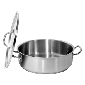 Profesjonalny garnek do duszenia z pokrywką, o wymiarach 36x11 cm oraz pojemności 11,2 l.

Garnek do duszenia YATO Professional Kitchen Equipment przeznaczony jest do profesjonalnego wykorzystania w branży gastronomicznej. Doskonale nadaje się do przygotowywania wszelkiego rodzaju potraw duszonych.

Wykonany jest z wysokiej jakości stali nierdzewnej 21/0, opracowanej specjalnie do użytku w gastronomii. Najważniejszą zaletą rondli wykonanych z tego rodzaju stali jest przewodzenie ciepła aż o 30% większe w porównaniu ze standardowymi rondlami wykonanymi ze stali 304. Charakteryzuje je również podwyższona odporność na uszkodzenia mechaniczne oraz działanie kwasów organicznych i detergentów. Właśnie dlatego, nadają się do mycia w zmywarkach oraz są odporne na intensywne szorowanie powierzchni. 

Co ważne, garnki są wykonane ze stali typu 21/0 nie zawierają szkodliwych dla zdrowia ludzkiego manganu i niklu.
Specjalna konstrukcja dna kapsułowego rozprowadza ciepło równomiernie po całej powierzchni spodu, co zwiększa stopień wykorzystania ciepła i efektywność gotowania. Przekłada się to bezpośrednio na ich jakość oraz komfort pracy kucharza. Takie rozwiązanie zmniejsza również ryzyko przypalenia potraw. 

Wkładka ferromagnetyczna w dnie pozwala na stosowanie rondli YATO na każdym rodzaju kuchenek, takich jak:
- elektryczna
- indukcyjna
- gazowa
- ceramiczna 

Boczne ściany garnka i pokrywka są wykonane z grubej stali, utrzymującej temperaturę dłużej niż standardowe naczynia ze stali typu 304. 

W garnkach YATO zastosowano wyjątkowo masywne i nienagrzewające się, solidnie zamocowane uchwyty. Gwarantuje to bezpieczeństwo i wieloletnią trwałość użytkowania.

Przeznaczony do profesjonalnego wykorzystania w branży gastronomicznej. Doskonale nadaje się do duszenia wszelkiego rodzaju potraw.

 | YG-00055, Garnek niski do duszenia z pokrywką ze stali nierdzewnej 36x11 cm 11,2 l