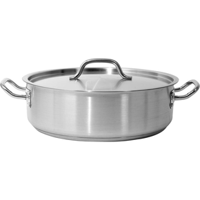 Profesjonalny garnek do duszenia z pokrywką, o wymiarach 36x11 cm oraz pojemności 11,2 l.

Garnek do duszenia YATO Professional Kitchen Equipment przeznaczony jest do profesjonalnego wykorzystania w branży gastronomicznej. Doskonale nadaje się do przygotowywania wszelkiego rodzaju potraw duszonych.

Wykonany jest z wysokiej jakości stali nierdzewnej 21/0, opracowanej specjalnie do użytku w gastronomii. Najważniejszą zaletą rondli wykonanych z tego rodzaju stali jest przewodzenie ciepła aż o 30% większe w porównaniu ze standardowymi rondlami wykonanymi ze stali 304. Charakteryzuje je również podwyższona odporność na uszkodzenia mechaniczne oraz działanie kwasów organicznych i detergentów. Właśnie dlatego, nadają się do mycia w zmywarkach oraz są odporne na intensywne szorowanie powierzchni. 

Co ważne, garnki są wykonane ze stali typu 21/0 nie zawierają szkodliwych dla zdrowia ludzkiego manganu i niklu.
Specjalna konstrukcja dna kapsułowego rozprowadza ciepło równomiernie po całej powierzchni spodu, co zwiększa stopień wykorzystania ciepła i efektywność gotowania. Przekłada się to bezpośrednio na ich jakość oraz komfort pracy kucharza. Takie rozwiązanie zmniejsza również ryzyko przypalenia potraw. 

Wkładka ferromagnetyczna w dnie pozwala na stosowanie rondli YATO na każdym rodzaju kuchenek, takich jak:
- elektryczna
- indukcyjna
- gazowa
- ceramiczna 

Boczne ściany garnka i pokrywka są wykonane z grubej stali, utrzymującej temperaturę dłużej niż standardowe naczynia ze stali typu 304. 

W garnkach YATO zastosowano wyjątkowo masywne i nienagrzewające się, solidnie zamocowane uchwyty. Gwarantuje to bezpieczeństwo i wieloletnią trwałość użytkowania.

Przeznaczony do profesjonalnego wykorzystania w branży gastronomicznej. Doskonale nadaje się do duszenia wszelkiego rodzaju potraw.

 | YG-00055, Garnek niski do duszenia z pokrywką ze stali nierdzewnej 36x11 cm 11,2 l