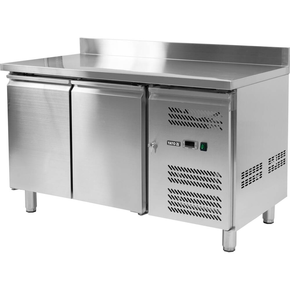 Stół chłodniczy 2-drzwiowy z blatem roboczym z rantem marki YATO YG-05250.
Stół chłodniczy o wymiarach 1360x700x950mm ma pojemność komory 282L. Przeznaczony jest do przechowywania żywności w zakresie temperatur -2~+8°C.
Doskonale nadaje się do wszelkiego typu punków gastronomicznych takich jak restauracje, bary, puby czy pizzerie.
Obudowa zewnętrzna i wewnętrzna wykonana z wysokiej jakości stali nierdzewnej SS201 gwarantuje elegancki wygląd, a jednocześnie jest bardzo łatwa w utrzymaniu w czystości. Blat posiada dodatkowy rant tylny o wysokości 100mm. Stół wyposażony jest w 4 nóżki z regulacją wysokości w zakresie 120~180mm.
Boczny agregat chłodniczy o mocy 215W wykorzystuje czynnik chłodniczy R290 dedykowany do pracy w 4 klasie klimatycznej, przy maksymalnej temperaturze otoczenia 30°C i wilgotności względnej 55%. Zasilany jest prądem o napięciu 220-240V ~50Hz. Elektroniczny sterownik marki Dixell z cyfrowym wyświetlaczem temperatury. Średnie roczne zużycie energii 827 kWh.
Urządzenie posiada chłodzenie wymuszone oraz funkcję automatycznego odszraniania.
Model z dwoma samozamykającymi się drzwiami z wygodnymi uchwytami do otwierania. Na każde drzwi ma w zestawie po 1 półce rusztowej powlekanej PVC o nośności max 40kg - przy równomiernym obciążeniu. Umożliwia przechowywanie pojemników GN 1/1.
 | YG-05250, Stół chłodniczy 2-drzwiowy - linia 700