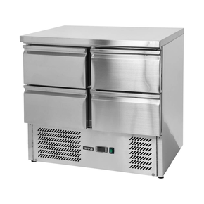 Stół chłodniczy 4-szufladowy z blatem roboczym marki YATO YG-05280.
Stół chłodniczy o wymiarach 900 x 700 x 870mm ma pojemność komory 220 L.
Przeznaczony jest do przechowywania żywności w zakresie temperatur +2~+8°C. Doskonale nadaje się do wszelkiego typu punków gastronomicznych takich jak restauracje, bary, puby czy pizzerie.
Obudowa zewnętrzna i wewnętrzna wykonana z wysokiej jakości stali nierdzewnej SS201 gwarantuje elegancki wygląd, a jednocześnie jest bardzo łatwa w utrzymaniu w czystości.
Dolny agregat chłodniczy o mocy 170 W wykorzystuje czynnik chłodniczy R600a dedykowany do pracy w 4 klasie klimatycznej, przy maksymalnej temperaturze otoczenia 30°C i wilgotności względnej 55%. Zasilany jest prądem o napięciu 220-240 V  ~50 Hz. Średnie roczne zużycie energii 898 kWh.
Elektroniczny sterownik marki Dixell z cyfrowym wyświetlaczem temperatury.
Urządzenie posiada chłodzenie statyczne z obiegiem wymuszonym wentylatorem oraz funkcję automatycznego odszraniania.
Model z 4 samozamykającymi się szufladami z wygodnymi uchwytami do otwierania. Umożliwia przechowywanie pojemników GN 1/1 oraz butelek o wysokości max 150 mm.
 | YG-05280, Stół chłodniczy z 4 szufladami - linia 700