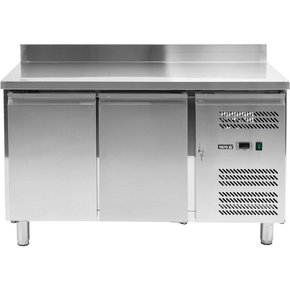 Stół mroźniczy 2-drzwiowy z blatem roboczym z rantem marki YATO YG-05251.
Stół chłodniczy o wymiarach 1360x700x950mm ma pojemność komory 282L. Przeznaczony jest do przechowywania żywności w zakresie temperatur -18~-22°C.
Doskonale nadaje się do wszelkiego typu punków gastronomicznych takich jak restauracje, bary, puby czy pizzerie.
Obudowa zewnętrzna i wewnętrzna wykonana z wysokiej jakości stali nierdzewnej SS201 gwarantuje elegancki wygląd, a jednocześnie jest bardzo łatwa w utrzymaniu w czystości. Blat posiada dodatkowy rant tylny o wysokości 100mm. Stół wyposażony jest w 4 nóżki z regulacją wysokości w zakresie 120~180mm.
Boczny agregat chłodniczy o mocy 520W wykorzystuje czynnik chłodniczy R290 dedykowany do pracy w 4 klasie klimatycznej, przy maksymalnej temperaturze otoczenia 30°C i wilgotności względnej 55%. Zasilany jest prądem o napięciu 220-240V ~50Hz. Elektroniczny sterownik marki Dixell z cyfrowym wyświetlaczem temperatury. Średnie roczne zużycie energii 2420 kWh.
Urządzenie posiada chłodzenie wymuszone oraz funkcję automatycznego odszraniania.
Model z dwoma samozamykającymi się drzwiami z wygodnymi uchwytami do otwierania. Na każde drzwi ma w zestawie po 1 półce rusztowej powlekanej PVC o nośności max 40kg - przy równomiernym obciążeniu. Umożliwia przechowywanie pojemników GN 1/1.
 | YG-05251, Stół mroźniczy 2-drzwiowy - linia 700