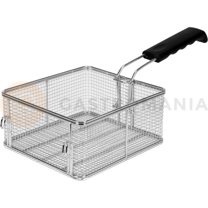 Frytownica 2-komorowa o pojemności 2x6L marki YATO YG-04622.
Frytownica YATO jest urządzeniem niezbędnym niemalże w każdym punkcie gastronomicznym. Przeznaczona jest do smażenia w głębokim tłuszczu:
• frytek,
• mięsa, 
• ryb,
• krokietów,
• warzyw.

Każdy ze zbiorników frytownicy ma całkowitą pojemność wlewczą 10L. Natomiast minimalny poziom oleju wynosi 4L, a maksymalny 6L.
Dwie grzałki, każda o mocy 3,0kW, sterowana jest za pomocą potencjometru umieszczonego na panelu sterującym. Możliwe jest ustawienie temperatury pracy w zakresie 60~200°C. Zainstalowane bryzgoszczelne wyłączniki pozwalają na wyłączenie urządzenia, bez konieczności odłączania kabla zasilającego z sieci. Dodatkowo panel sterujący posiada osłonę zabezpieczającą wykonaną z bardzo wytrzymałego poliwęglanu, która chroni panel przed zachlapaniem olejem podczas smażenia. Dzięki temu utrzymanie frytownicy w czystości jest znacznie ułatwione. Wyjmowane grzałki mają możliwość powieszenia ich na specjalnych uchwytach w pozycji, w której ściekający olej trafia z powrtotem do zbiornika. Frytownica posiada dodatkowe zbezpieczenie, które automatycznie wyłącza grzałkę w momencie wyciągnięcia jej ze zbiornika. Dodatkowe zabezpieczenie chroni ją przed przegrzaniem, przy temperaturze powyżej 260°C.
Szczególnie przydatną cechą frytownic YATO jest zastosowanie tak zwanej zimnej strefy czyli odtępowi pomiędzy grzałką a dnem zbiornika. Funkcja ta wykorzystuje zjawisko, polegające na tym, że ciepło wytwarzane przez grzałkę unosi się do góry ogrzewając olej. Natomiast pod grzałką temperatura oleju jest niższa. Dzięki temu okruchy i resztki jedzenia opadając na dno zbiornika przechowywane są w oleju o niższej temperaturze i nie przypalają się.
Zarówno obudowa, jak i pokrywki będące na wyposażeniu frytownicy, wykonane są z wysokiej jakości stali nierdzewnej. Dzięki temu frytownica jest szybka w czyszczeniu i utrzymaniu w czystości.
Frytownica YATO posiada bardzo wytrzymałe kosze, każdy o wymiarze 220x200x100mm, które posiadaja plastikową, nienagrzewającą się rękojeść. Natomiast specjalne zaczepy umożliwiają powieszenie koszy bezpośrednio nad zbiornikiem, minimalizując ryzyko zachlapania olejem blatu roboczego. Dzięki temu znacznie zwiększa się czystość stanowiska pracy i minimalizuje czas potrzebny na czyszczenie.
Frytownica, zasilana prądem o napięciu 230V~50Hz ma wymiary 425x580x305mm i waży 10,5kg.
 | YG-04622, Frytownica podwójna 2x6 l 2x3 kW