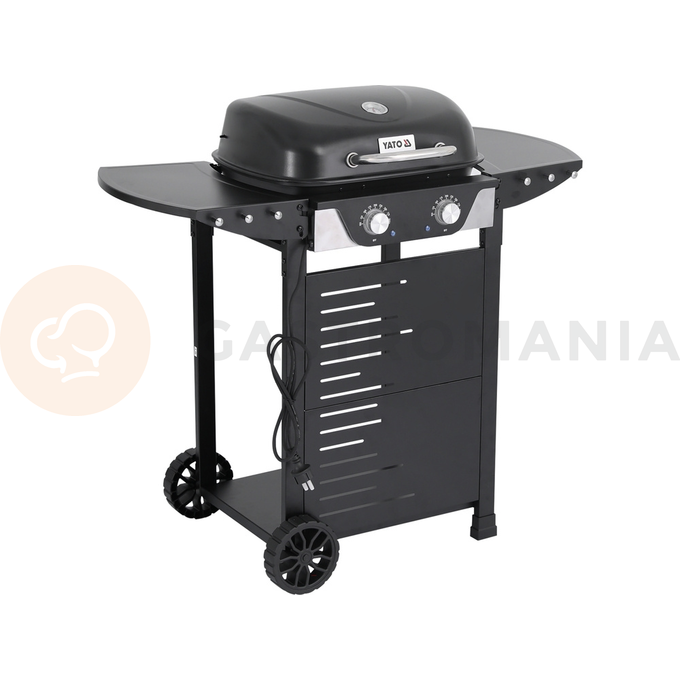 Grill elektryczny YATO Asahi to zaawansowane urządzenie do grillowania, łączące w sobie moc, funkcjonalność i wygodę użytkowania.

Produkt wysoce odporny na działanie warunków atmosferycznych (wodoodporność IPX4).

Konstrukcja grilla YATO Asahi została starannie przemyślana pod kątem wygody użytkowania:
• pokrywa z wbudowanym termometrem przyspiesza proces grillowania i chroni przed wiatrem; dodatkowo dym z potraw nada im odpowiedni smak i aromat
• 6 wieszaków na akcesoria oraz składane półki boczne zapewniają dodatkową przestrzeń roboczą
• czytelne, chromowane pokrętła regulacji temperatury
• składane półki boczne sprawiają, że grilla zajmuje mało miejsca i jest łatwiejszy w przechowywaniu i transporcie

Grill wyposażony jest w dwie grzałki o łącznej mocy 2300W i oferuje imponującą wydajność grzewczą.

Jego unikalna cecha to 2-strefowa regulacja temperatury w zakresie 100 - 300°C, umożliwiająca jednoczesne przygotowywanie różnych potraw w odmiennych temperaturach.

Grill posiada emaliowany ruszt o powierzchni grzewczej 47 x 37 cm, zapewniający dużą przestrzeń do grillowania.

Dodatkowo, wyposażony jest w emaliowaną płytę oraz emaliowaną kratkę podgrzewającą o wymiarach 40 x 15 cm, co zwiększa jego wszechstronność.

Dodatkowe informacje
• moc: 2300 W (230V 50Hz)
• ilość grzałek: 2, każda o mocy 1,15 kW
• stalowa misa odporna na działania wysokiej temperatury
• pojemnik na tłuszcz - możliwość wyjęcia i umycia poza grillem
• stopień ochrony przed deszczem: IPX4

Wymiary i waga
• grill: 100,5 x 47,5 x 92,4 cm (szerokość grilla po złożeniu półek: 60 cm)
• powierzchnia grzewcza rusztu: 47 x 37 cm
• kratka do podgrzewania: 40 x 15 cm
• waga grilla: 14,5 kg
• przewód: 1,5 m (1.0 mm²)

Materiał wykonania
• ruszt: stal pokryta emalią
• płyta: stal pokryta emalią
• kratka podgrzewająca: stal pokryta emalią
• grzałki: stal nierdzewna
• termometr: stal nierdzewna
• pokrywa: stal, malowana na kolor czarny, odporna na wysoką temperaturę
• misa: stal, malowana na kolor czarny, odporna na wysoką temperaturę
• uchwyt: stal nierdzewna
• pojemnik na tłuszcz: stal malowana na kolor czarny
• panel przedni: stal malowana proszkowo na kolor czarny, stal nierdzewna
• pokrętła: ABS
• półki boczne: stal malowana proszkowo na kolor czarny
• nogi: stal malowana proszkowo na kolor czarny
• kółka: PE

W celach logistycznych grill gazowy zapakowany jest w karton. Panel grilla wraz z pokrywą dostarczony jest w całości, co ułatwia i przyspiesza montaż. | Asahi, Grill elektryczny, stojący 2300 W, 47x37 cm