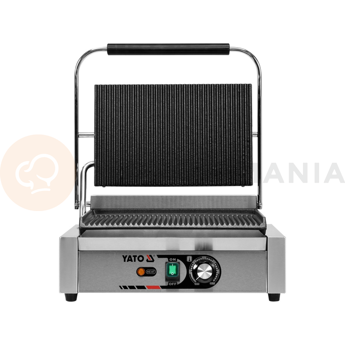 Grill kontaktowy Panini o mocy 2,2kW marki YATO YG-04557.
Grill YATO jest urządzeniem niezbędnym na każdej kuchni. Przeznaczony jest do szybkiego przygotowywania hamburgerów, mięs, ryb, tortili, tostów, panini czy warzyw.
Żeliwna płyta grillowa o wymiarach 345x230mm, ryflowana na górze i dole, pozwala na jednoczesne obustronne smażenie wielu produktów.
Grzałka o mocy 2,2kW sterowana jest za pomocą potencjometru umieszczonego na płycie frontowej. Możliwe jest ustawienie temperatury pracy w zakresie 50~300°C. Zainstalowany bryzgoszczelny wyłącznik pozwala na wyłączenie grilla, gdy jest on nieużywany, bez konieczności odłączania kabla zasilającego z sieci. Grill zasilany jest prądem o napięciu 230V~50Hz.
Obudowa wykonana jest z wysokiej jakości stali nierdzewnej. Dzięki temu grill jest szybki w czyszczeniu i utrzymaniu w czystości. Dodatkowo z przodu zainstalowana jest rynienka na tłuszcz i wszelkiego rodzaju odpadki po grillowaniu. Istnieje możliwość łatwego wyciągnięcia jej i umycia. W skład wyposażenia wchodzi dodatkowo miedziana szczotka druciana, którą można czyścić płytę grillową, bez obaw o zarysowanie jej powierzchni. Urządzenie posiada wygodną, nienagrzewającą się plastikową rękojeść.
Grill YATO ma wymiary 440x370x190mm i waży 18kg, klasa ochrony IPX3.
 | YG-04557, Elektryczny grill kontaktowy panini w pełni ryflowany 44 cm 2,2 kW