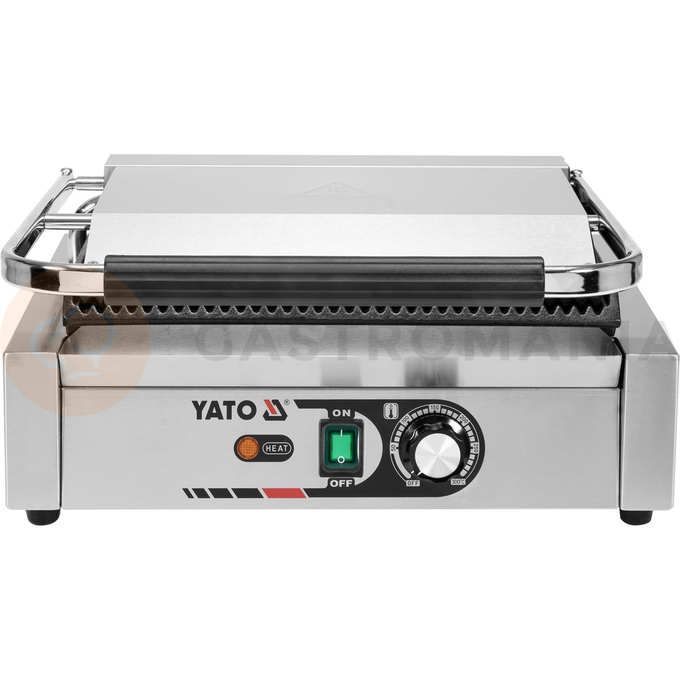 Grill kontaktowy Panini o mocy 2,2kW marki YATO YG-04557.
Grill YATO jest urządzeniem niezbędnym na każdej kuchni. Przeznaczony jest do szybkiego przygotowywania hamburgerów, mięs, ryb, tortili, tostów, panini czy warzyw.
Żeliwna płyta grillowa o wymiarach 345x230mm, ryflowana na górze i dole, pozwala na jednoczesne obustronne smażenie wielu produktów.
Grzałka o mocy 2,2kW sterowana jest za pomocą potencjometru umieszczonego na płycie frontowej. Możliwe jest ustawienie temperatury pracy w zakresie 50~300°C. Zainstalowany bryzgoszczelny wyłącznik pozwala na wyłączenie grilla, gdy jest on nieużywany, bez konieczności odłączania kabla zasilającego z sieci. Grill zasilany jest prądem o napięciu 230V~50Hz.
Obudowa wykonana jest z wysokiej jakości stali nierdzewnej. Dzięki temu grill jest szybki w czyszczeniu i utrzymaniu w czystości. Dodatkowo z przodu zainstalowana jest rynienka na tłuszcz i wszelkiego rodzaju odpadki po grillowaniu. Istnieje możliwość łatwego wyciągnięcia jej i umycia. W skład wyposażenia wchodzi dodatkowo miedziana szczotka druciana, którą można czyścić płytę grillową, bez obaw o zarysowanie jej powierzchni. Urządzenie posiada wygodną, nienagrzewającą się plastikową rękojeść.
Grill YATO ma wymiary 440x370x190mm i waży 18kg, klasa ochrony IPX3.
 | YG-04557, Elektryczny grill kontaktowy panini w pełni ryflowany 44 cm 2,2 kW