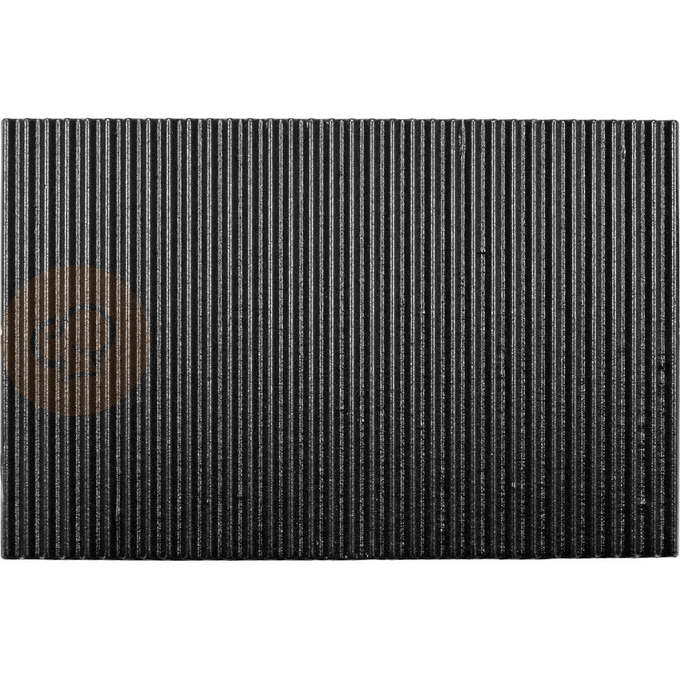 Grill kontaktowy Panini o mocy 2,2kW marki YATO YG-04557.
Grill YATO jest urządzeniem niezbędnym na każdej kuchni. Przeznaczony jest do szybkiego przygotowywania hamburgerów, mięs, ryb, tortili, tostów, panini czy warzyw.
Żeliwna płyta grillowa o wymiarach 345x230mm, ryflowana na górze i dole, pozwala na jednoczesne obustronne smażenie wielu produktów.
Grzałka o mocy 2,2kW sterowana jest za pomocą potencjometru umieszczonego na płycie frontowej. Możliwe jest ustawienie temperatury pracy w zakresie 50~300°C. Zainstalowany bryzgoszczelny wyłącznik pozwala na wyłączenie grilla, gdy jest on nieużywany, bez konieczności odłączania kabla zasilającego z sieci. Grill zasilany jest prądem o napięciu 230V~50Hz.
Obudowa wykonana jest z wysokiej jakości stali nierdzewnej. Dzięki temu grill jest szybki w czyszczeniu i utrzymaniu w czystości. Dodatkowo z przodu zainstalowana jest rynienka na tłuszcz i wszelkiego rodzaju odpadki po grillowaniu. Istnieje możliwość łatwego wyciągnięcia jej i umycia. W skład wyposażenia wchodzi dodatkowo miedziana szczotka druciana, którą można czyścić płytę grillową, bez obaw o zarysowanie jej powierzchni. Urządzenie posiada wygodną, nienagrzewającą się plastikową rękojeść.
Grill YATO ma wymiary 440x370x190mm i waży 18kg, klasa ochrony IPX3.
 | YG-04557, Elektryczny grill kontaktowy panini w pełni ryflowany 44 cm 2,2 kW