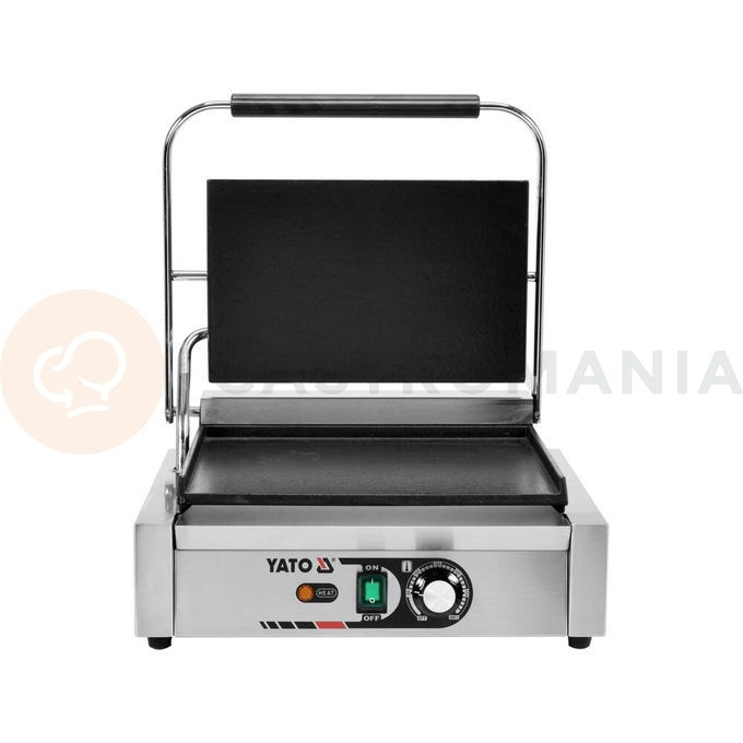 Grill kontaktowy Panini o mocy 2,2kW marki YATO YG-04558.
Grill YATO jest urządzeniem niezbędnym na każdej kuchni. Przeznaczony jest do szybkiego przygotowywania hamburgerów, mięs, ryb, tortili, tostów, panini czy warzyw.
Żeliwna płyta grillowa o wymiarach 345x230mm, płaska na górze i dole, pozwala na jednoczesne obustronne smażenie wielu produktów.
Grzałka o mocy 2,2kW sterowana jest za pomocą potencjometru umieszczonego na płycie frontowej. Możliwe jest ustawienie temperatury pracy w zakresie 50~300°C. Zainstalowany bryzgoszczelny wyłącznik pozwala na wyłączenie grilla, gdy jest on nieużywany, bez konieczności odłączania kabla zasilającego z sieci. Grill zasilany jest prądem o napięciu 230V~50Hz.
Obudowa wykonana jest z wysokiej jakości stali nierdzewnej. Dzięki temu grill jest szybki w czyszczeniu i utrzymaniu w czystości. Dodatkowo z przodu zainstalowana jest rynienka na tłuszcz i wszelkiego rodzaju odpadki po grillowaniu. Istnieje możliwość łatwego wyciągnięcia jej i umycia. W skład wyposażenia wchodzi dodatkowo miedziana szczotka druciana, którą można czyścić płytę grillową, bez obaw o zarysowanie jej powierzchni. Urządzenie posiada wygodną, nienagrzewającą się plastikową rękojeść.
Grill YATO ma wymiary 440x370x190mm i waży 18kg, klasa ochrony IPX3.
 | YG-04558, Elektryczny grill kontaktowy panini w pełni płaski 44 cm 2,2 kW