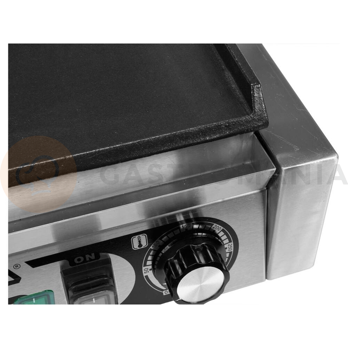 Grill kontaktowy Panini o mocy 2,2kW marki YATO YG-04558.
Grill YATO jest urządzeniem niezbędnym na każdej kuchni. Przeznaczony jest do szybkiego przygotowywania hamburgerów, mięs, ryb, tortili, tostów, panini czy warzyw.
Żeliwna płyta grillowa o wymiarach 345x230mm, płaska na górze i dole, pozwala na jednoczesne obustronne smażenie wielu produktów.
Grzałka o mocy 2,2kW sterowana jest za pomocą potencjometru umieszczonego na płycie frontowej. Możliwe jest ustawienie temperatury pracy w zakresie 50~300°C. Zainstalowany bryzgoszczelny wyłącznik pozwala na wyłączenie grilla, gdy jest on nieużywany, bez konieczności odłączania kabla zasilającego z sieci. Grill zasilany jest prądem o napięciu 230V~50Hz.
Obudowa wykonana jest z wysokiej jakości stali nierdzewnej. Dzięki temu grill jest szybki w czyszczeniu i utrzymaniu w czystości. Dodatkowo z przodu zainstalowana jest rynienka na tłuszcz i wszelkiego rodzaju odpadki po grillowaniu. Istnieje możliwość łatwego wyciągnięcia jej i umycia. W skład wyposażenia wchodzi dodatkowo miedziana szczotka druciana, którą można czyścić płytę grillową, bez obaw o zarysowanie jej powierzchni. Urządzenie posiada wygodną, nienagrzewającą się plastikową rękojeść.
Grill YATO ma wymiary 440x370x190mm i waży 18kg, klasa ochrony IPX3.
 | YG-04558, Elektryczny grill kontaktowy panini w pełni płaski 44 cm 2,2 kW