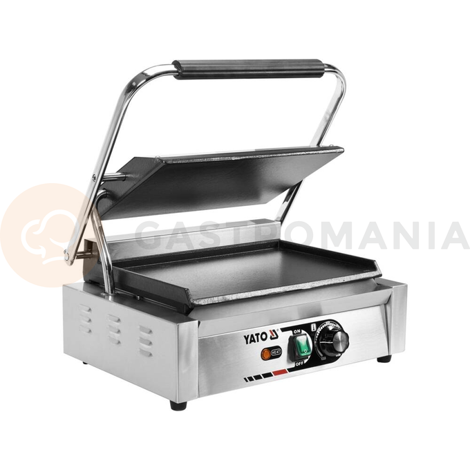 Grill kontaktowy Panini o mocy 2,2kW marki YATO YG-04558.
Grill YATO jest urządzeniem niezbędnym na każdej kuchni. Przeznaczony jest do szybkiego przygotowywania hamburgerów, mięs, ryb, tortili, tostów, panini czy warzyw.
Żeliwna płyta grillowa o wymiarach 345x230mm, płaska na górze i dole, pozwala na jednoczesne obustronne smażenie wielu produktów.
Grzałka o mocy 2,2kW sterowana jest za pomocą potencjometru umieszczonego na płycie frontowej. Możliwe jest ustawienie temperatury pracy w zakresie 50~300°C. Zainstalowany bryzgoszczelny wyłącznik pozwala na wyłączenie grilla, gdy jest on nieużywany, bez konieczności odłączania kabla zasilającego z sieci. Grill zasilany jest prądem o napięciu 230V~50Hz.
Obudowa wykonana jest z wysokiej jakości stali nierdzewnej. Dzięki temu grill jest szybki w czyszczeniu i utrzymaniu w czystości. Dodatkowo z przodu zainstalowana jest rynienka na tłuszcz i wszelkiego rodzaju odpadki po grillowaniu. Istnieje możliwość łatwego wyciągnięcia jej i umycia. W skład wyposażenia wchodzi dodatkowo miedziana szczotka druciana, którą można czyścić płytę grillową, bez obaw o zarysowanie jej powierzchni. Urządzenie posiada wygodną, nienagrzewającą się plastikową rękojeść.
Grill YATO ma wymiary 440x370x190mm i waży 18kg, klasa ochrony IPX3.
 | YG-04558, Elektryczny grill kontaktowy panini w pełni płaski 44 cm 2,2 kW