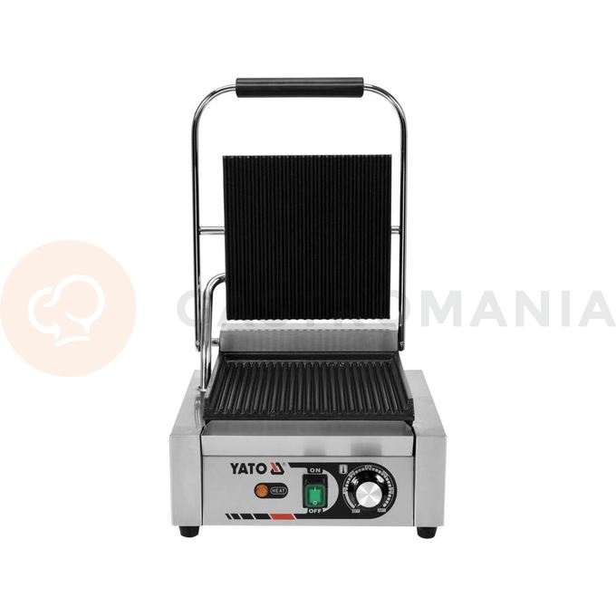 Grill kontaktowy pojedynczy o mocy 1,8kW marki YATO YG-04555.
Grill YATO jest urządzeniem niezbędnym na każdej kuchni. Przeznaczony jest do szybkiego przygotowywania hamburgerów, mięs, ryb, tortili, tostów czy warzyw.
Żeliwna płyta grillowa o wymiarach 230x225mm, ryflowana na górze i dole, pozwala na jednoczesne obustronne smażenie wielu produktów.
Grzałka o mocy 1,8kW sterowana jest za pomocą potencjometru umieszczonego na płycie frontowej. Możliwe jest ustawienie temperatury pracy w zakresie 50~300°C. Zainstalowany bryzgoszczelny wyłącznik pozwala na wyłączenie grilla, gdy jest on nieużywany, bez konieczności odłączania kabla zasilającego z sieci. Grill zasilany jest prądem o napięciu 230V~50Hz.
Obudowa wykonana jest z wysokiej jakości stali nierdzewnej. Dzięki temu grill jest szybki w czyszczeniu i utrzymaniu w czystości. Dodatkowo z przodu zainstalowana jest rynienka na tłuszcz i wszelkiego rodzaju odpadki po grillowaniu. Istnieje możliwość łatwego wyciągnięcia jej i umycia. W skład wyposażenia wchodzi dodatkowo miedziana szczotka druciana, którą można czyścić płytę grillową, bez obaw o zarysowanie jej powierzchni. Urządzenie posiada wygodną, nienagrzewającą się plastikową rękojeść.
Grill YATO ma wymiary 310x370x205mm i waży 15kg, klasa ochrony IPX3.
 | YG-04555, Elektryczny grill kontaktowy ryflowany 32 cm 1,8 kW