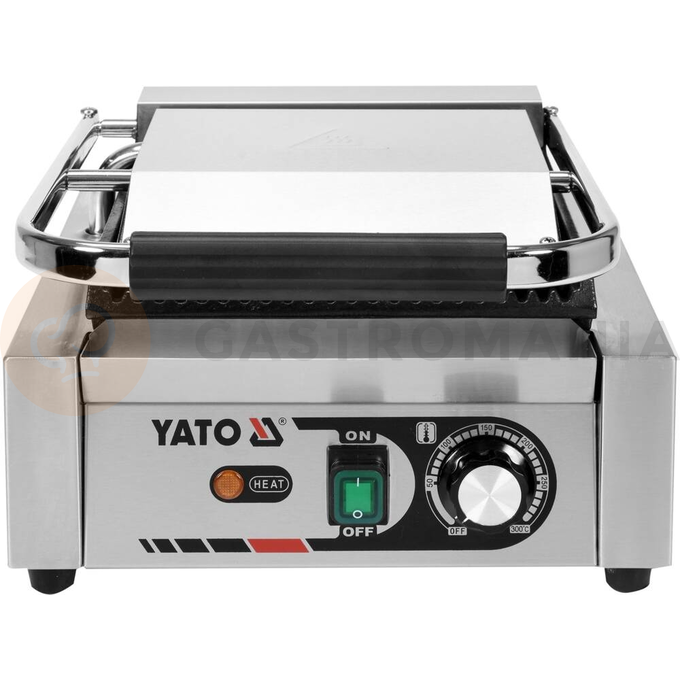 Grill kontaktowy pojedynczy o mocy 1,8kW marki YATO YG-04555.
Grill YATO jest urządzeniem niezbędnym na każdej kuchni. Przeznaczony jest do szybkiego przygotowywania hamburgerów, mięs, ryb, tortili, tostów czy warzyw.
Żeliwna płyta grillowa o wymiarach 230x225mm, ryflowana na górze i dole, pozwala na jednoczesne obustronne smażenie wielu produktów.
Grzałka o mocy 1,8kW sterowana jest za pomocą potencjometru umieszczonego na płycie frontowej. Możliwe jest ustawienie temperatury pracy w zakresie 50~300°C. Zainstalowany bryzgoszczelny wyłącznik pozwala na wyłączenie grilla, gdy jest on nieużywany, bez konieczności odłączania kabla zasilającego z sieci. Grill zasilany jest prądem o napięciu 230V~50Hz.
Obudowa wykonana jest z wysokiej jakości stali nierdzewnej. Dzięki temu grill jest szybki w czyszczeniu i utrzymaniu w czystości. Dodatkowo z przodu zainstalowana jest rynienka na tłuszcz i wszelkiego rodzaju odpadki po grillowaniu. Istnieje możliwość łatwego wyciągnięcia jej i umycia. W skład wyposażenia wchodzi dodatkowo miedziana szczotka druciana, którą można czyścić płytę grillową, bez obaw o zarysowanie jej powierzchni. Urządzenie posiada wygodną, nienagrzewającą się plastikową rękojeść.
Grill YATO ma wymiary 310x370x205mm i waży 15kg, klasa ochrony IPX3.
 | YG-04555, Elektryczny grill kontaktowy ryflowany 32 cm 1,8 kW