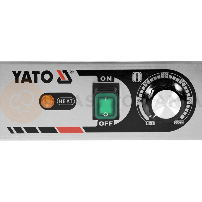 Grill kontaktowy pojedynczy o mocy 1,8kW marki YATO YG-04555.
Grill YATO jest urządzeniem niezbędnym na każdej kuchni. Przeznaczony jest do szybkiego przygotowywania hamburgerów, mięs, ryb, tortili, tostów czy warzyw.
Żeliwna płyta grillowa o wymiarach 230x225mm, ryflowana na górze i dole, pozwala na jednoczesne obustronne smażenie wielu produktów.
Grzałka o mocy 1,8kW sterowana jest za pomocą potencjometru umieszczonego na płycie frontowej. Możliwe jest ustawienie temperatury pracy w zakresie 50~300°C. Zainstalowany bryzgoszczelny wyłącznik pozwala na wyłączenie grilla, gdy jest on nieużywany, bez konieczności odłączania kabla zasilającego z sieci. Grill zasilany jest prądem o napięciu 230V~50Hz.
Obudowa wykonana jest z wysokiej jakości stali nierdzewnej. Dzięki temu grill jest szybki w czyszczeniu i utrzymaniu w czystości. Dodatkowo z przodu zainstalowana jest rynienka na tłuszcz i wszelkiego rodzaju odpadki po grillowaniu. Istnieje możliwość łatwego wyciągnięcia jej i umycia. W skład wyposażenia wchodzi dodatkowo miedziana szczotka druciana, którą można czyścić płytę grillową, bez obaw o zarysowanie jej powierzchni. Urządzenie posiada wygodną, nienagrzewającą się plastikową rękojeść.
Grill YATO ma wymiary 310x370x205mm i waży 15kg, klasa ochrony IPX3.
 | YG-04555, Elektryczny grill kontaktowy ryflowany 32 cm 1,8 kW