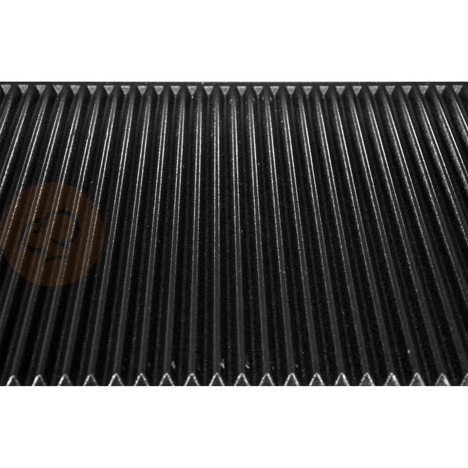 Grill kontaktowy pojedynczy o mocy 1,8kW marki YATO YG-04555.
Grill YATO jest urządzeniem niezbędnym na każdej kuchni. Przeznaczony jest do szybkiego przygotowywania hamburgerów, mięs, ryb, tortili, tostów czy warzyw.
Żeliwna płyta grillowa o wymiarach 230x225mm, ryflowana na górze i dole, pozwala na jednoczesne obustronne smażenie wielu produktów.
Grzałka o mocy 1,8kW sterowana jest za pomocą potencjometru umieszczonego na płycie frontowej. Możliwe jest ustawienie temperatury pracy w zakresie 50~300°C. Zainstalowany bryzgoszczelny wyłącznik pozwala na wyłączenie grilla, gdy jest on nieużywany, bez konieczności odłączania kabla zasilającego z sieci. Grill zasilany jest prądem o napięciu 230V~50Hz.
Obudowa wykonana jest z wysokiej jakości stali nierdzewnej. Dzięki temu grill jest szybki w czyszczeniu i utrzymaniu w czystości. Dodatkowo z przodu zainstalowana jest rynienka na tłuszcz i wszelkiego rodzaju odpadki po grillowaniu. Istnieje możliwość łatwego wyciągnięcia jej i umycia. W skład wyposażenia wchodzi dodatkowo miedziana szczotka druciana, którą można czyścić płytę grillową, bez obaw o zarysowanie jej powierzchni. Urządzenie posiada wygodną, nienagrzewającą się plastikową rękojeść.
Grill YATO ma wymiary 310x370x205mm i waży 15kg, klasa ochrony IPX3.
 | YG-04555, Elektryczny grill kontaktowy ryflowany 32 cm 1,8 kW