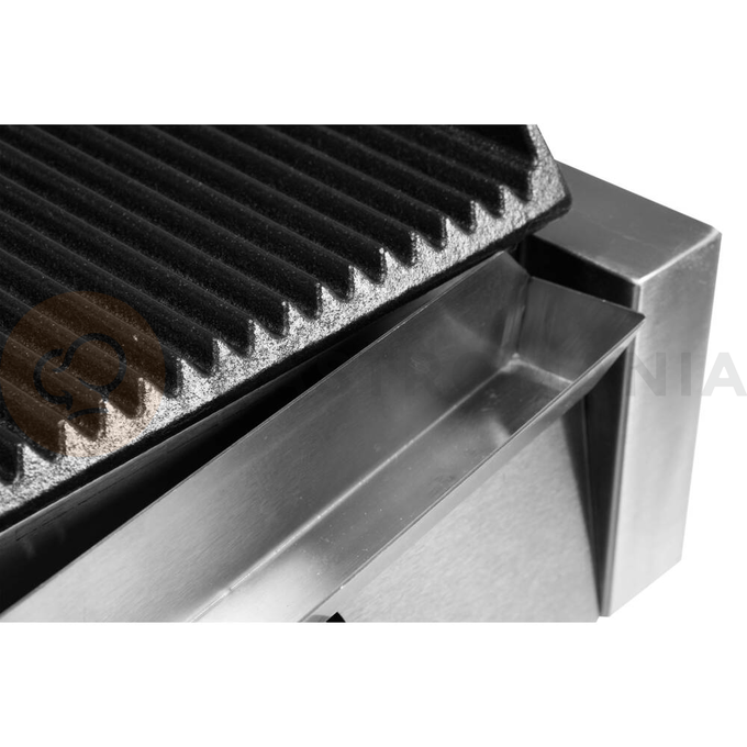 Grill kontaktowy pojedynczy o mocy 1,8kW marki YATO YG-04555.
Grill YATO jest urządzeniem niezbędnym na każdej kuchni. Przeznaczony jest do szybkiego przygotowywania hamburgerów, mięs, ryb, tortili, tostów czy warzyw.
Żeliwna płyta grillowa o wymiarach 230x225mm, ryflowana na górze i dole, pozwala na jednoczesne obustronne smażenie wielu produktów.
Grzałka o mocy 1,8kW sterowana jest za pomocą potencjometru umieszczonego na płycie frontowej. Możliwe jest ustawienie temperatury pracy w zakresie 50~300°C. Zainstalowany bryzgoszczelny wyłącznik pozwala na wyłączenie grilla, gdy jest on nieużywany, bez konieczności odłączania kabla zasilającego z sieci. Grill zasilany jest prądem o napięciu 230V~50Hz.
Obudowa wykonana jest z wysokiej jakości stali nierdzewnej. Dzięki temu grill jest szybki w czyszczeniu i utrzymaniu w czystości. Dodatkowo z przodu zainstalowana jest rynienka na tłuszcz i wszelkiego rodzaju odpadki po grillowaniu. Istnieje możliwość łatwego wyciągnięcia jej i umycia. W skład wyposażenia wchodzi dodatkowo miedziana szczotka druciana, którą można czyścić płytę grillową, bez obaw o zarysowanie jej powierzchni. Urządzenie posiada wygodną, nienagrzewającą się plastikową rękojeść.
Grill YATO ma wymiary 310x370x205mm i waży 15kg, klasa ochrony IPX3.
 | YG-04555, Elektryczny grill kontaktowy ryflowany 32 cm 1,8 kW