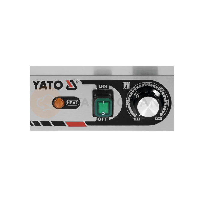 Grill kontaktowy pojedynczy o mocy 1,8kW marki YATO YG-04555.
Grill YATO jest urządzeniem niezbędnym na każdej kuchni. Przeznaczony jest do szybkiego przygotowywania hamburgerów, mięs, ryb, tortili, tostów czy warzyw.
Żeliwna płyta grillowa o wymiarach 230x225mm, ryflowana na górze i dole, pozwala na jednoczesne obustronne smażenie wielu produktów.
Grzałka o mocy 1,8kW sterowana jest za pomocą potencjometru umieszczonego na płycie frontowej. Możliwe jest ustawienie temperatury pracy w zakresie 50~300°C. Zainstalowany bryzgoszczelny wyłącznik pozwala na wyłączenie grilla, gdy jest on nieużywany, bez konieczności odłączania kabla zasilającego z sieci. Grill zasilany jest prądem o napięciu 230V~50Hz.
Obudowa wykonana jest z wysokiej jakości stali nierdzewnej. Dzięki temu grill jest szybki w czyszczeniu i utrzymaniu w czystości. Dodatkowo z przodu zainstalowana jest rynienka na tłuszcz i wszelkiego rodzaju odpadki po grillowaniu. Istnieje możliwość łatwego wyciągnięcia jej i umycia. W skład wyposażenia wchodzi dodatkowo miedziana szczotka druciana, którą można czyścić płytę grillową, bez obaw o zarysowanie jej powierzchni. Urządzenie posiada wygodną, nienagrzewającą się plastikową rękojeść.
Grill YATO ma wymiary 310x370x205mm i waży 15kg, klasa ochrony IPX3.
 | YG-04555, Elektryczny grill kontaktowy ryflowany 32 cm 1,8 kW