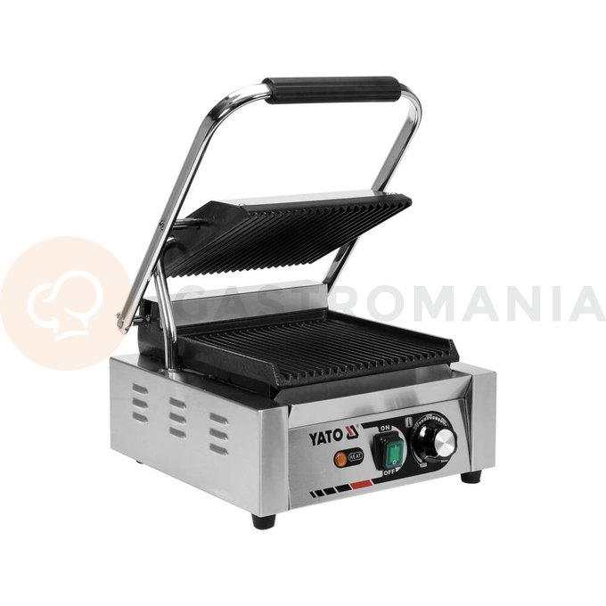 Grill kontaktowy pojedynczy o mocy 1,8kW marki YATO YG-04555.
Grill YATO jest urządzeniem niezbędnym na każdej kuchni. Przeznaczony jest do szybkiego przygotowywania hamburgerów, mięs, ryb, tortili, tostów czy warzyw.
Żeliwna płyta grillowa o wymiarach 230x225mm, ryflowana na górze i dole, pozwala na jednoczesne obustronne smażenie wielu produktów.
Grzałka o mocy 1,8kW sterowana jest za pomocą potencjometru umieszczonego na płycie frontowej. Możliwe jest ustawienie temperatury pracy w zakresie 50~300°C. Zainstalowany bryzgoszczelny wyłącznik pozwala na wyłączenie grilla, gdy jest on nieużywany, bez konieczności odłączania kabla zasilającego z sieci. Grill zasilany jest prądem o napięciu 230V~50Hz.
Obudowa wykonana jest z wysokiej jakości stali nierdzewnej. Dzięki temu grill jest szybki w czyszczeniu i utrzymaniu w czystości. Dodatkowo z przodu zainstalowana jest rynienka na tłuszcz i wszelkiego rodzaju odpadki po grillowaniu. Istnieje możliwość łatwego wyciągnięcia jej i umycia. W skład wyposażenia wchodzi dodatkowo miedziana szczotka druciana, którą można czyścić płytę grillową, bez obaw o zarysowanie jej powierzchni. Urządzenie posiada wygodną, nienagrzewającą się plastikową rękojeść.
Grill YATO ma wymiary 310x370x205mm i waży 15kg, klasa ochrony IPX3.
 | YG-04555, Elektryczny grill kontaktowy ryflowany 32 cm 1,8 kW