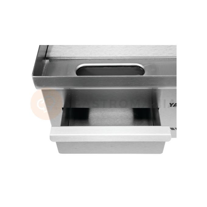 Płyta grillowa o mocy 2,0kW marki YATO YG-04584.
Płaska stalowa pływa grillowa o wymiarach 365x380mm i grubości 6mm doskonale przewodzi ciepło. Dzięki temu idealnie nadaje się do smażenia jajek, kiełbasek, bekonu, mięs, opiekania tostów, tortili czy warzyw.
Grzałka o mocy 2,0kW posiada sterowanie za pomocą potencjometru z regulacją temperatury pracy w zakresie 50~300ºC, który umieszczony jest na panelu frontowym. Natomiast z tyłu urządzenia umieszczony jest bryzgoszczelny wyłącznik, który umożliwia wyłączenie grilla, bez konieczności odłączania przewodu zasilającego z sieci. Urządzenie zasilane jest prądem 230V~50Hz. Wbudowany bezpiecznik zapobiega przed przegrzaniem się grilla.
Grill o wymiarach 365x460x220mm waży 13,5kg, klasa ochrony IPX3. Jego obudowa wykonana jest z wysokiej jakości stali nierdzewnej. Dzięki temu grill jest szybki w czyszczeniu i utrzymaniu w czystości. Dodatkowo z przodu płyty grzejnej jest rynienka na tłuszcz i wszelkiego rodzaju odpadki po grillowaniu. Natomiast specjalny otwór spadowy umożliwia zgarnięcie zabrudzeń do dolnej szufladki, którą można łatwo wyciągnąć do mycia.
Dodatkowo boczne oraz tylna ścianka posiadają rant ochronny o wysokości 60mm, który zabezpiecza przygotwywane potrawy przed wypadnięciem oraz chroni przed pryskaniem tłuszczu. Pod spodem urządzenia są cztery nóżki anty-poślizgowe, zapewniające stabilną pozycję na blacie.
 | YG-04584, Elektryczna płyta grillowa gładka 360 mm