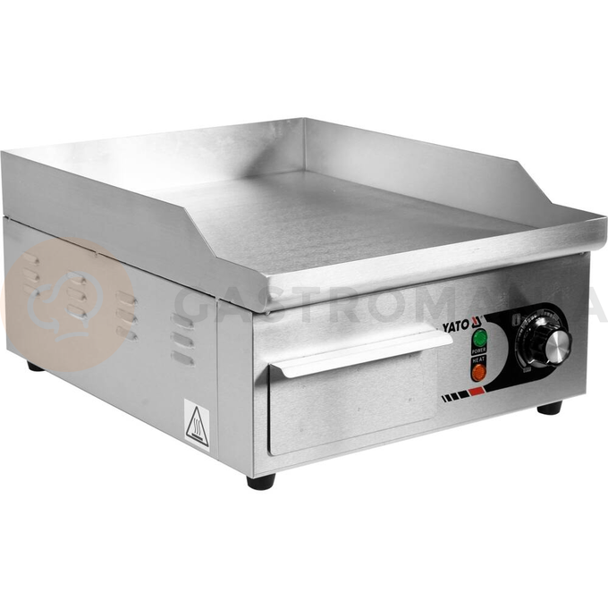 Płyta grillowa o mocy 2,0kW marki YATO YG-04584.
Płaska stalowa pływa grillowa o wymiarach 365x380mm i grubości 6mm doskonale przewodzi ciepło. Dzięki temu idealnie nadaje się do smażenia jajek, kiełbasek, bekonu, mięs, opiekania tostów, tortili czy warzyw.
Grzałka o mocy 2,0kW posiada sterowanie za pomocą potencjometru z regulacją temperatury pracy w zakresie 50~300ºC, który umieszczony jest na panelu frontowym. Natomiast z tyłu urządzenia umieszczony jest bryzgoszczelny wyłącznik, który umożliwia wyłączenie grilla, bez konieczności odłączania przewodu zasilającego z sieci. Urządzenie zasilane jest prądem 230V~50Hz. Wbudowany bezpiecznik zapobiega przed przegrzaniem się grilla.
Grill o wymiarach 365x460x220mm waży 13,5kg, klasa ochrony IPX3. Jego obudowa wykonana jest z wysokiej jakości stali nierdzewnej. Dzięki temu grill jest szybki w czyszczeniu i utrzymaniu w czystości. Dodatkowo z przodu płyty grzejnej jest rynienka na tłuszcz i wszelkiego rodzaju odpadki po grillowaniu. Natomiast specjalny otwór spadowy umożliwia zgarnięcie zabrudzeń do dolnej szufladki, którą można łatwo wyciągnąć do mycia.
Dodatkowo boczne oraz tylna ścianka posiadają rant ochronny o wysokości 60mm, który zabezpiecza przygotwywane potrawy przed wypadnięciem oraz chroni przed pryskaniem tłuszczu. Pod spodem urządzenia są cztery nóżki anty-poślizgowe, zapewniające stabilną pozycję na blacie.
 | YG-04584, Elektryczna płyta grillowa gładka 360 mm