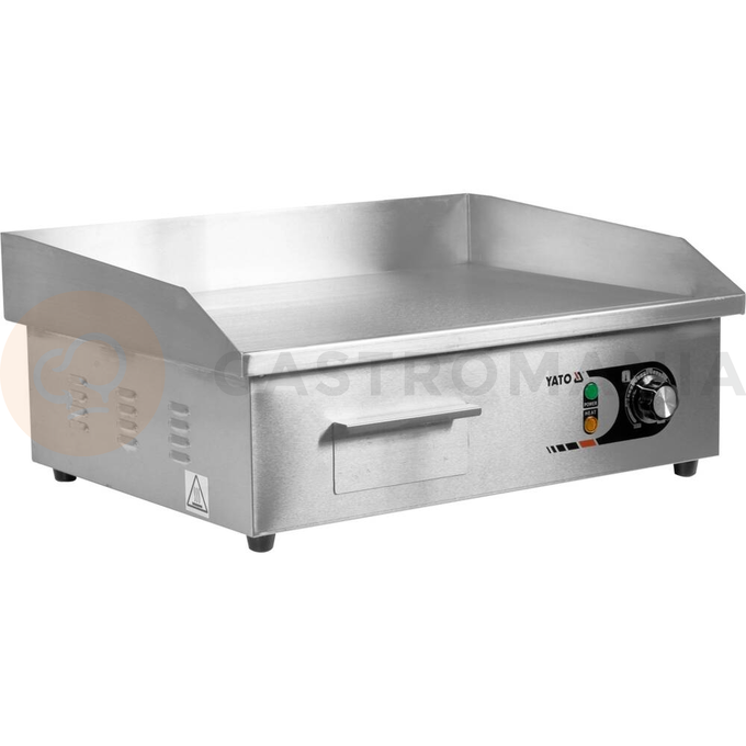 Płyta grillowa o mocy 3,0kW marki YATO YG-04585.
Płaska stalowa pływa grillowa o wymiarach 555x350mm i grubości 9mm doskonale przewodzi ciepło. Dzięki temu idealnie nadaje się do smażenia jajek, kiełbasek, bekonu, mięs, opiekania tostów, tortili czy warzyw.
Grzałka o mocy 3,0kW posiada sterowanie za pomocą potencjometru z regulacją temperatury pracy w zakresie 50~300ºC, który umieszczony jest na panelu frontowym. Natomiast z tyłu urządzenia umieszczony jest bryzgoszczelny wyłącznik, który umożliwia wyłączenie grilla, bez konieczności odłączania przewodu zasilającego z sieci. Urządzenie zasilane jest prądem 230V~50Hz. Wbudowany bezpiecznik zapobiega przed przegrzaniem się grilla.
Grill o wymiarach 555x430x230mm waży 18,5kg, klasa ochrony IPX3. Jego obudowa wykonana jest z wysokiej jakości stali nierdzewnej. Dzięki temu grill jest szybki w czyszczeniu i utrzymaniu w czystości. Dodatkowo z przodu płyty grzejnej jest rynienka na tłuszcz i wszelkiego rodzaju odpadki po grillowaniu. Natomiast specjalny otwór spadowy umożliwia zgarnięcie zabrudzeń do dolnej szufladki, którą można łatwo wyciągnąć do mycia.
Dodatkowo boczne oraz tylna ścianka posiadają rant ochronny o wysokości 75mm, który zabezpiecza przygotwywane potrawy przed wypadnięciem oraz chroni przed pryskaniem tłuszczu. Pod spodem urządzenia są cztery nóżki anty-poślizgowe, zapewniające stabilną pozycję na blacie.
 | YG-04585, Elektryczna płyta grillowa gładka 550 mm